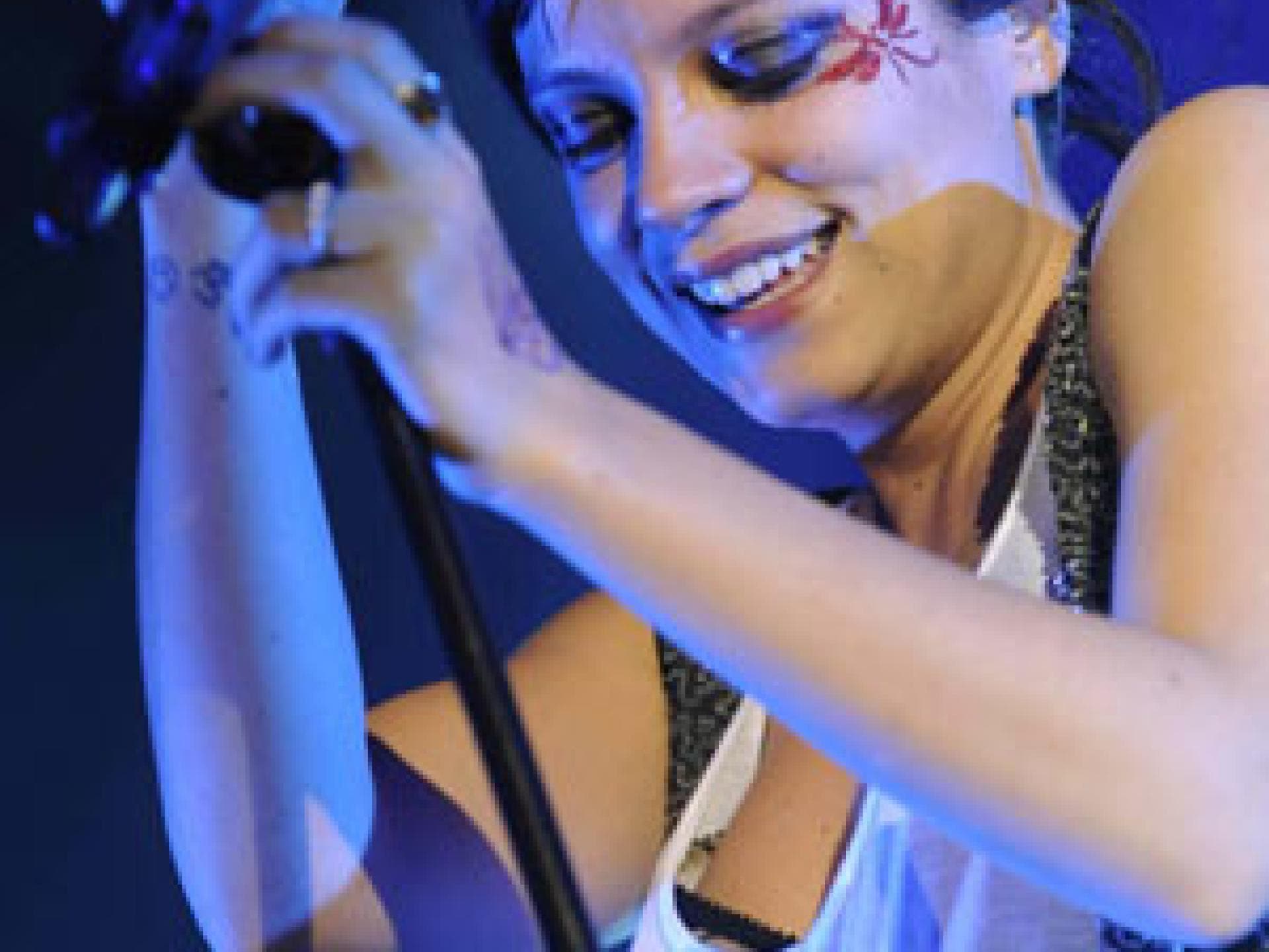 Lily Allen mit Fake Tattoo im Gesicht Lily Allen mit Fake Tattoo im Gesicht
