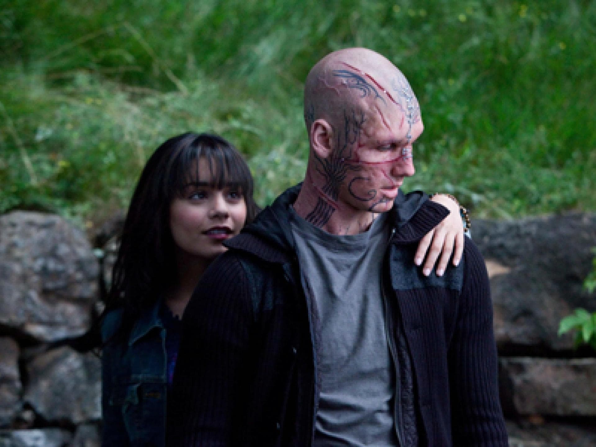 Vanessa Hudgens zusammen mit Alex Pettyfer am Set zu Beastly