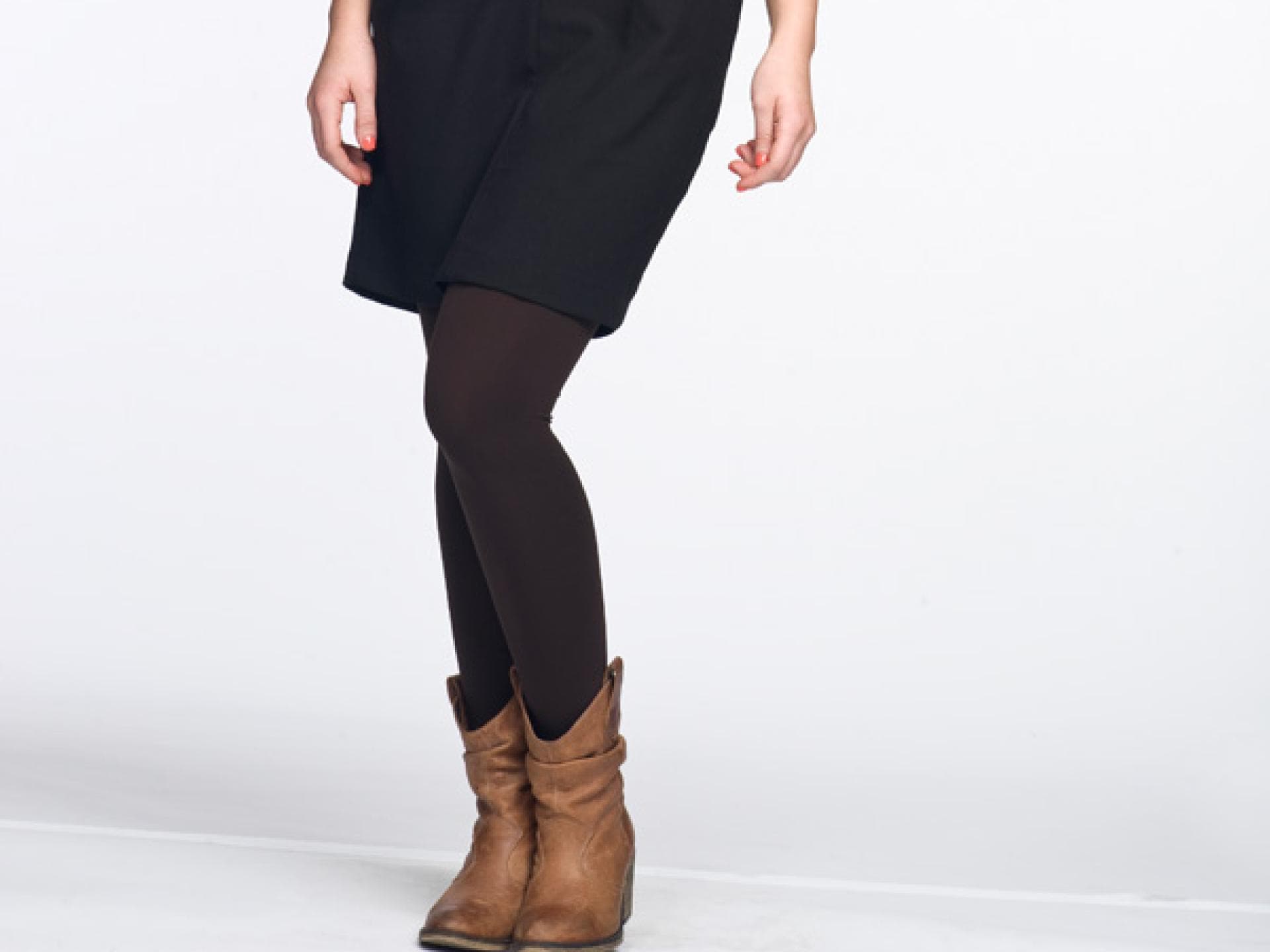 Schwarzes Kleid kombiniert mit Ledergürtel Schwarzes Kleid kombiniert mit Ledergürtel