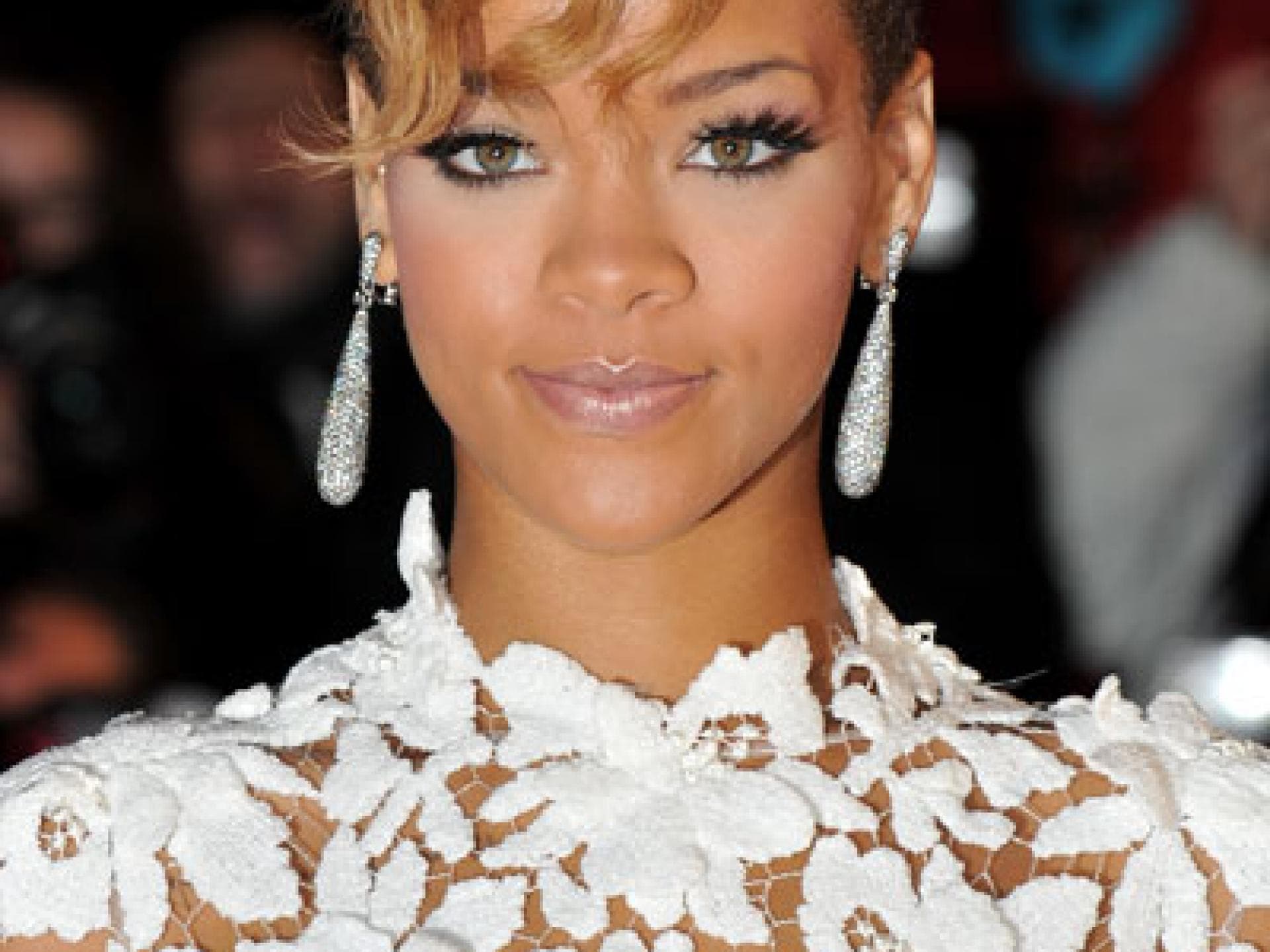 Rihanna mit Locken-Pony