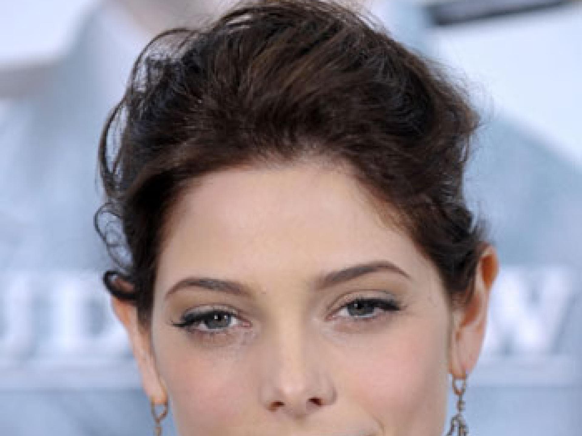 Ashley Greene Style: Undone-Frisur und helles Make-up