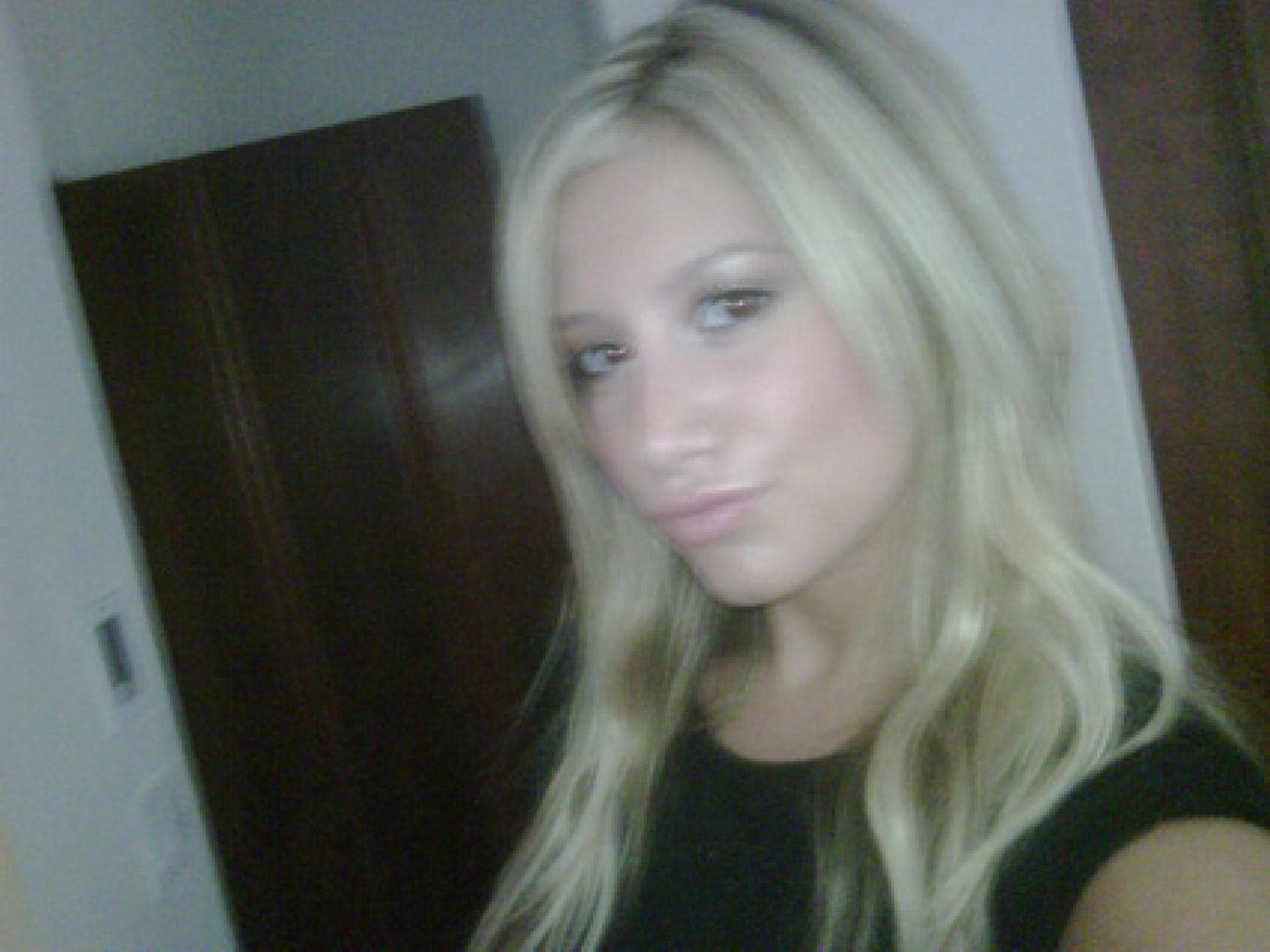 Twitpic Ashley Tisdale mit frisch blondierten Haaren