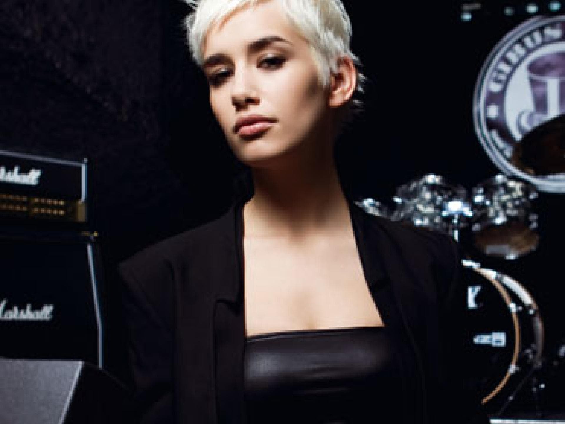 Kurze, weißblonde Haare Kurze, weißblonde Haare