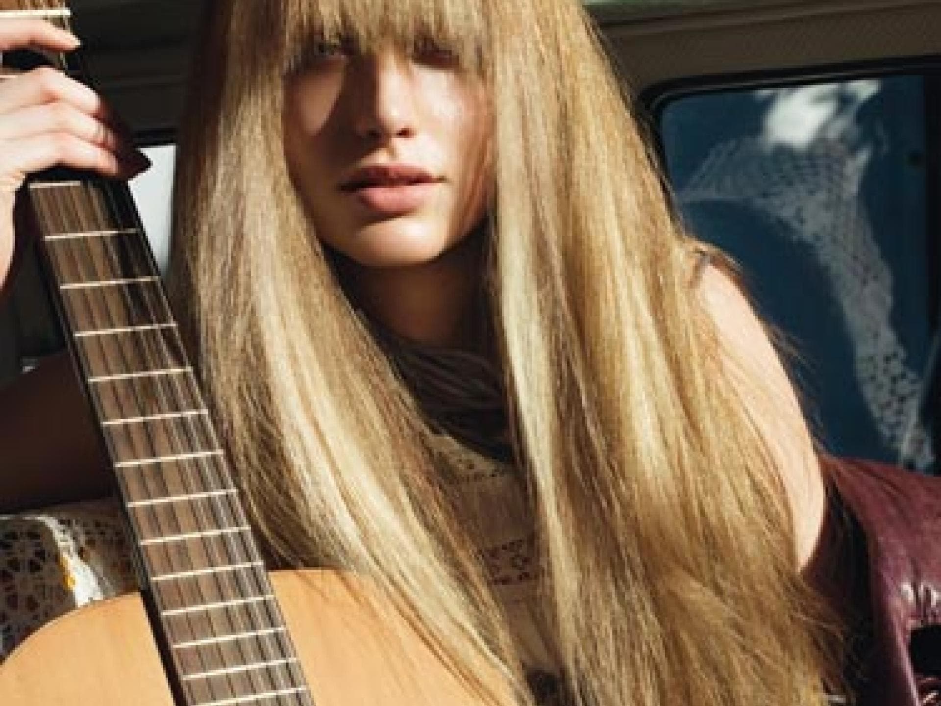 Lange, blonde Haare mit Pony