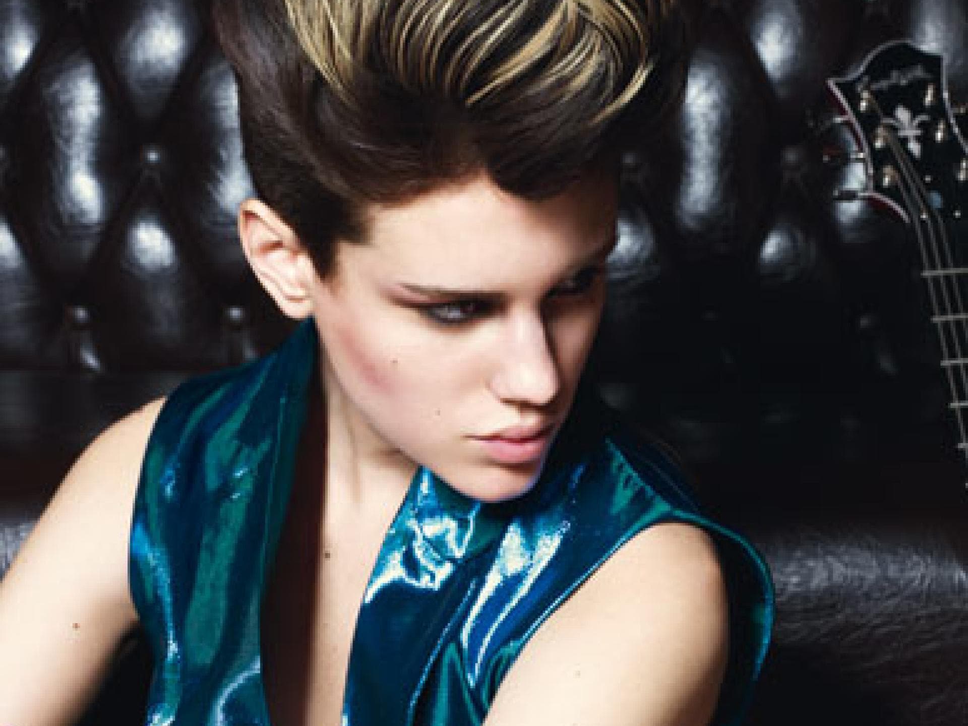 Blonde Strähnen in brünettem Haar