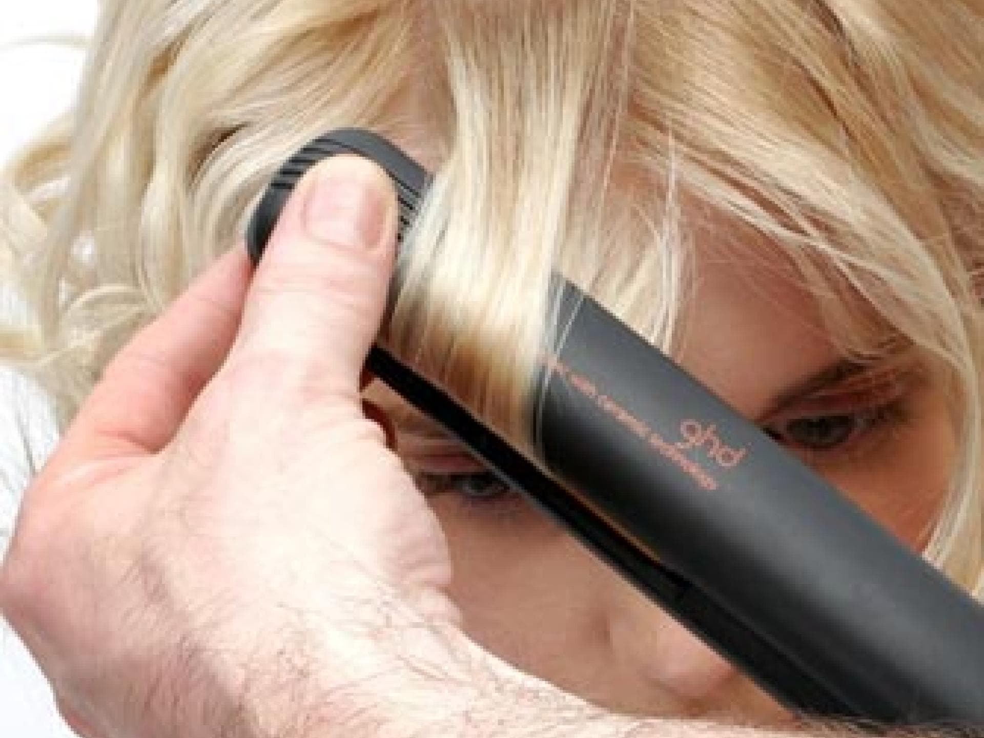 Glatter Ansatz & lange Locken