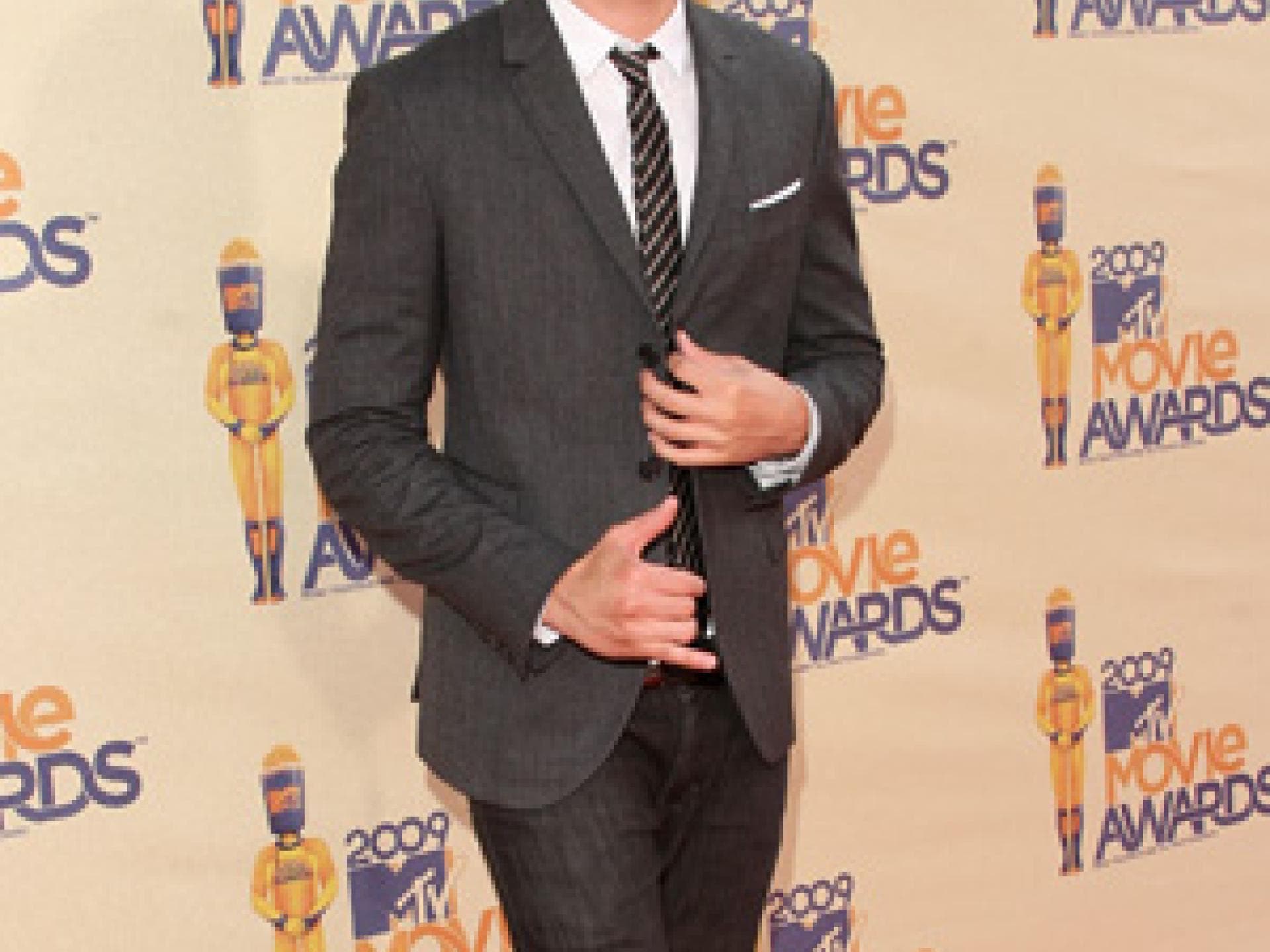 Zac Efron im dunkelgrauen Anzug