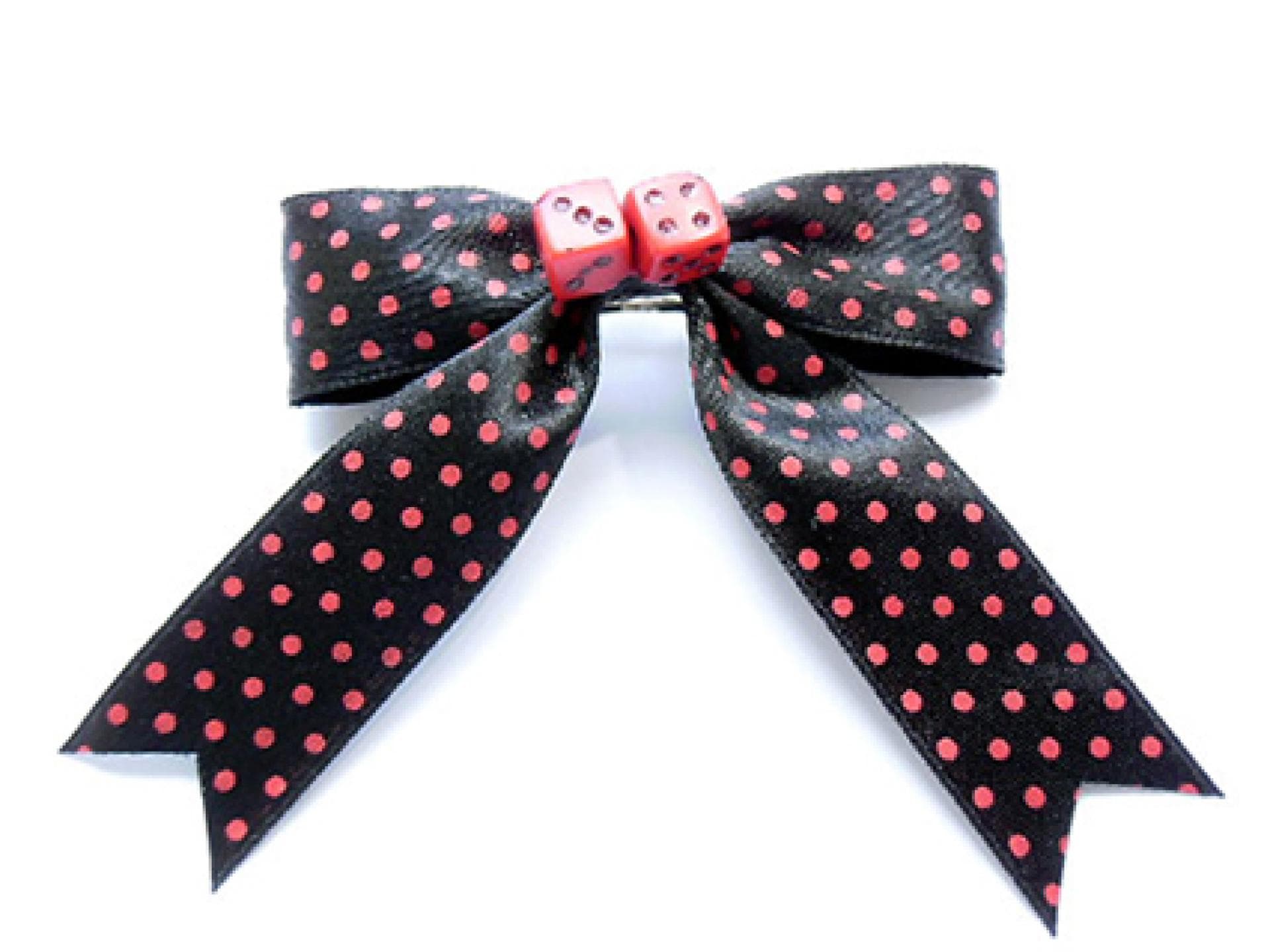 Gepunktete Haarschleife mit Würfeln