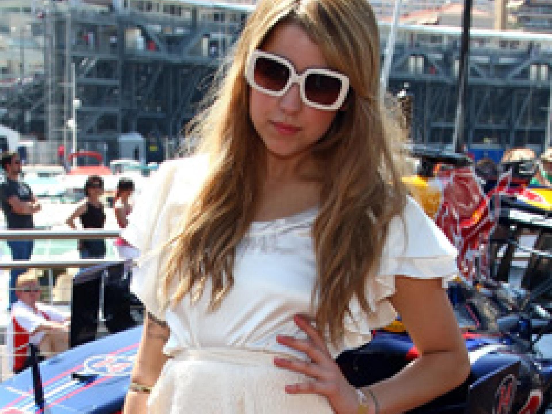 Peaches Geldorf im weißen Kleid