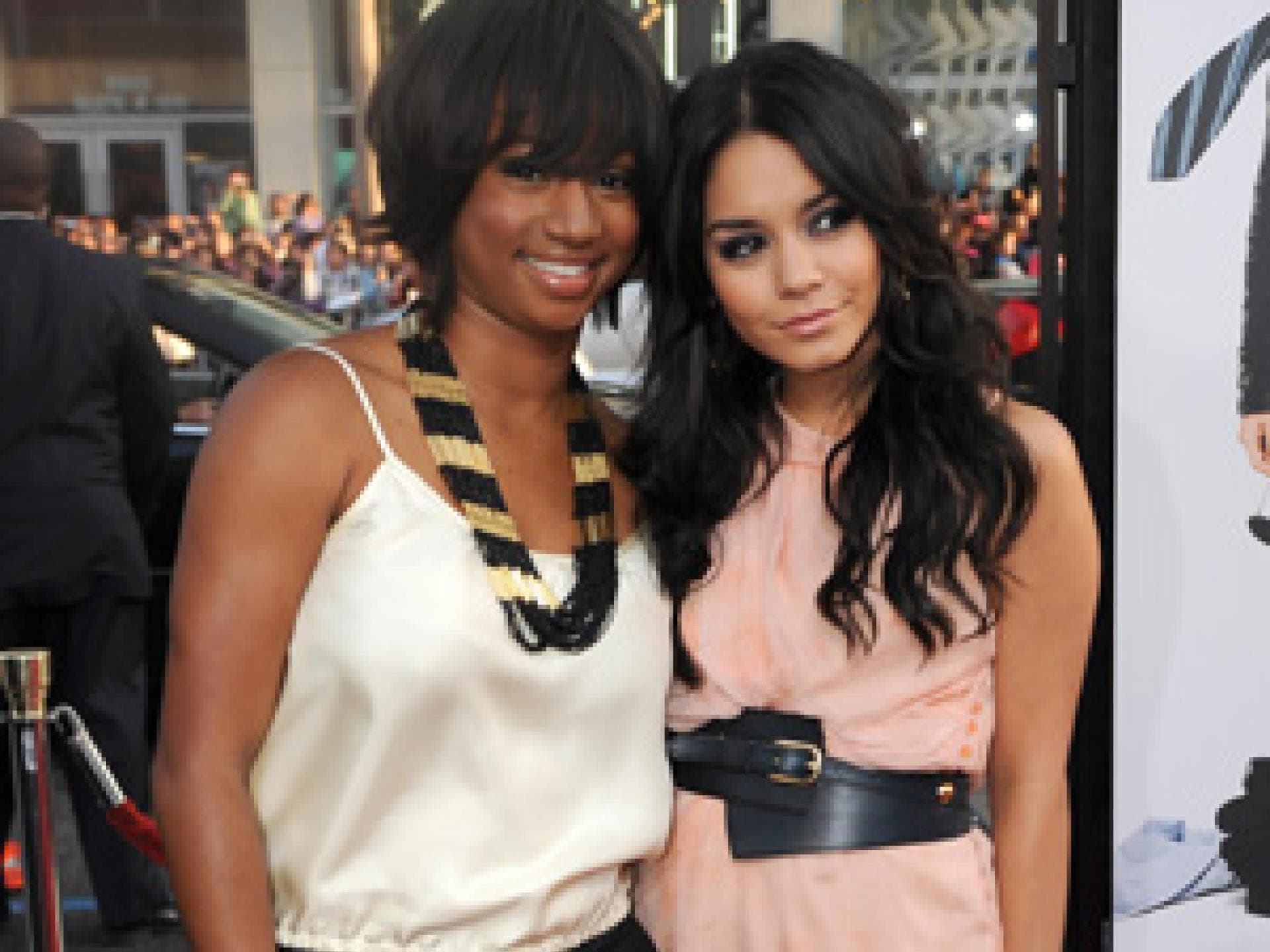 Vanessa Hudgens im pastelligen Cocktailkleid posiert mit Monique Coleman Vanessa Hudgens im pastelligen Cocktailkleid posiert mit Monique Coleman