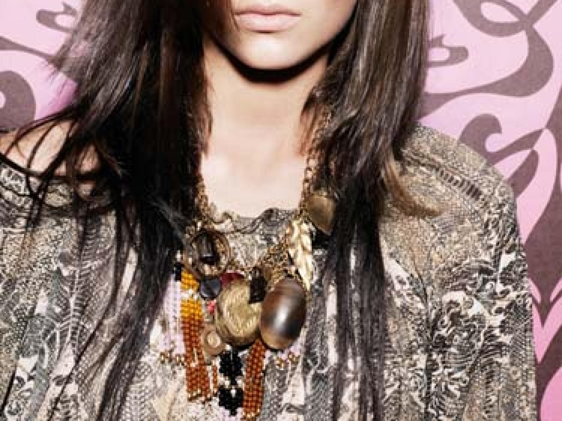 Wilde Mähne mit dunklen Strähnen