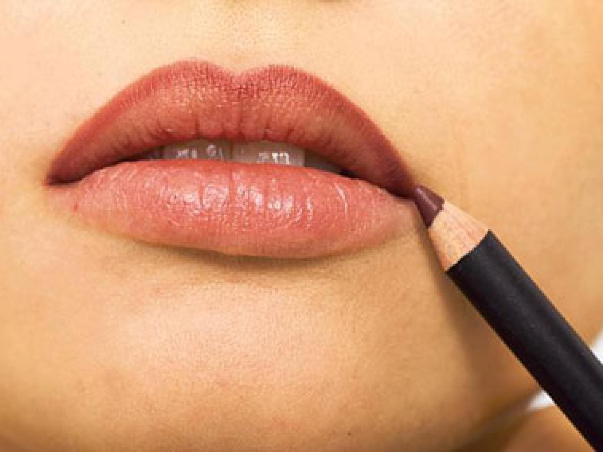 Lippenkonturen nachziehen