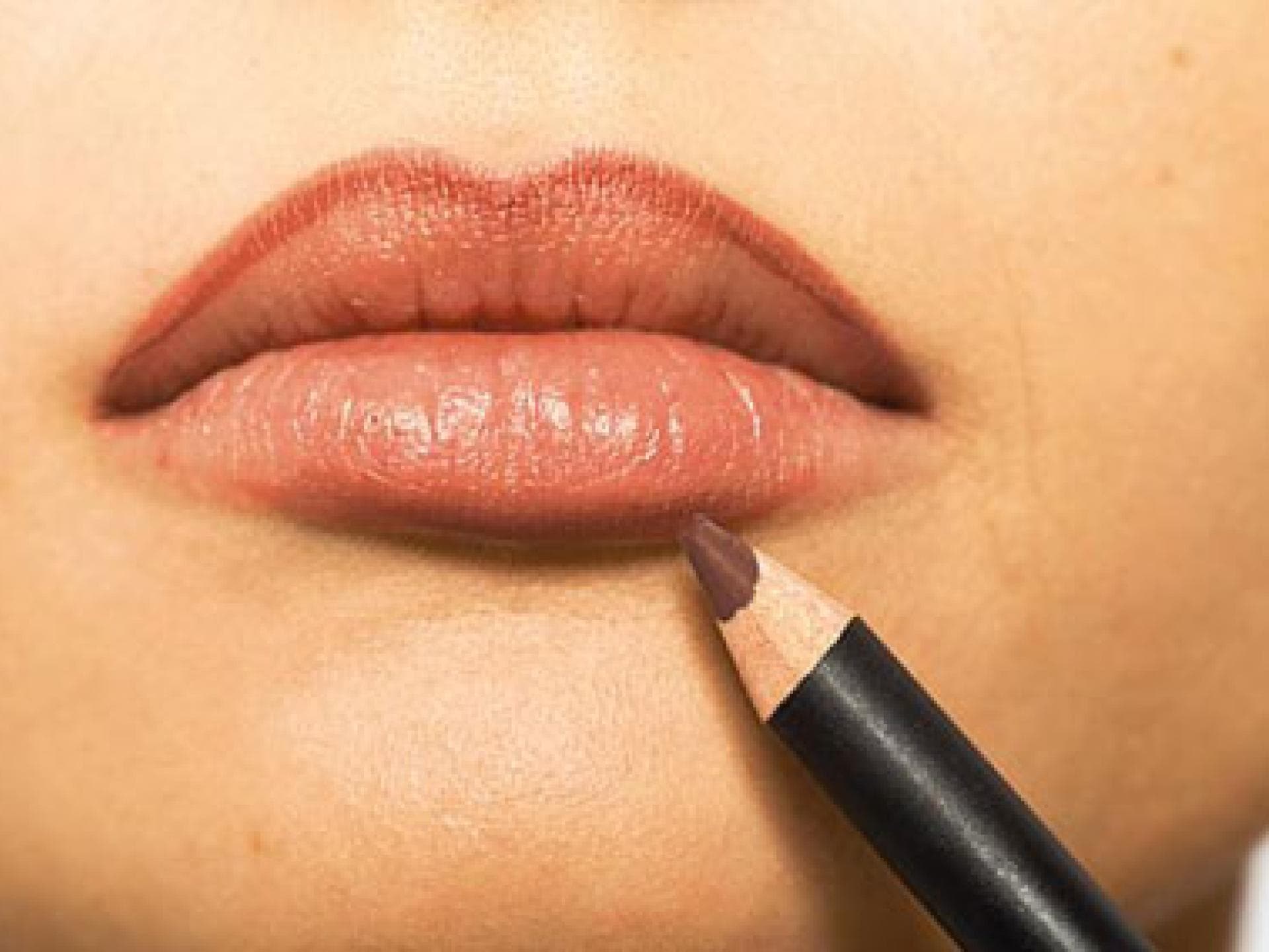 Unterlippe nachzeichnen