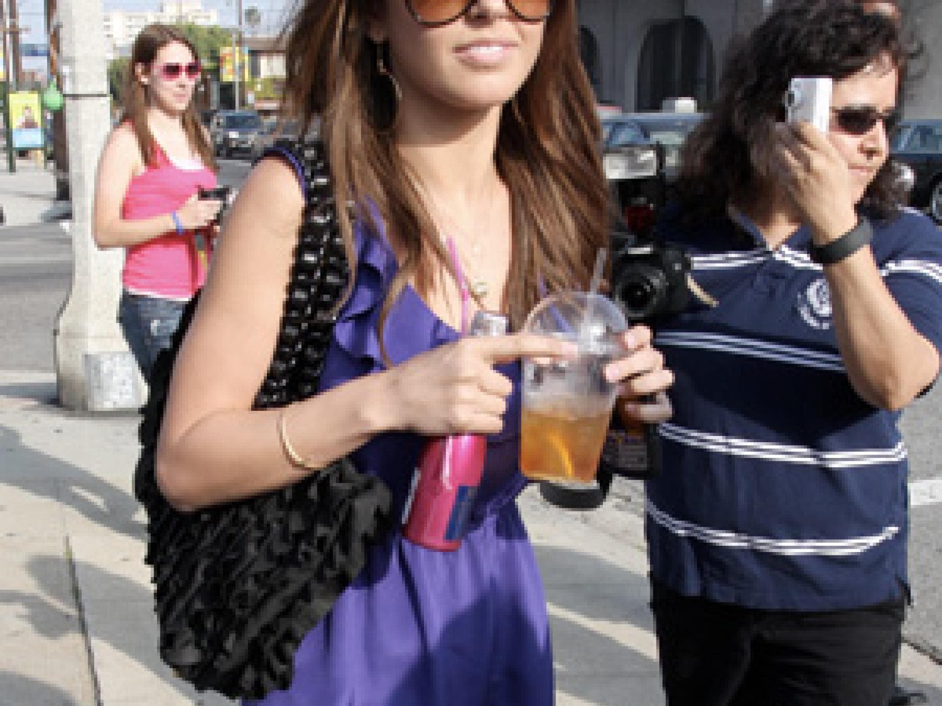 Audrina Patridge im lila Kleid