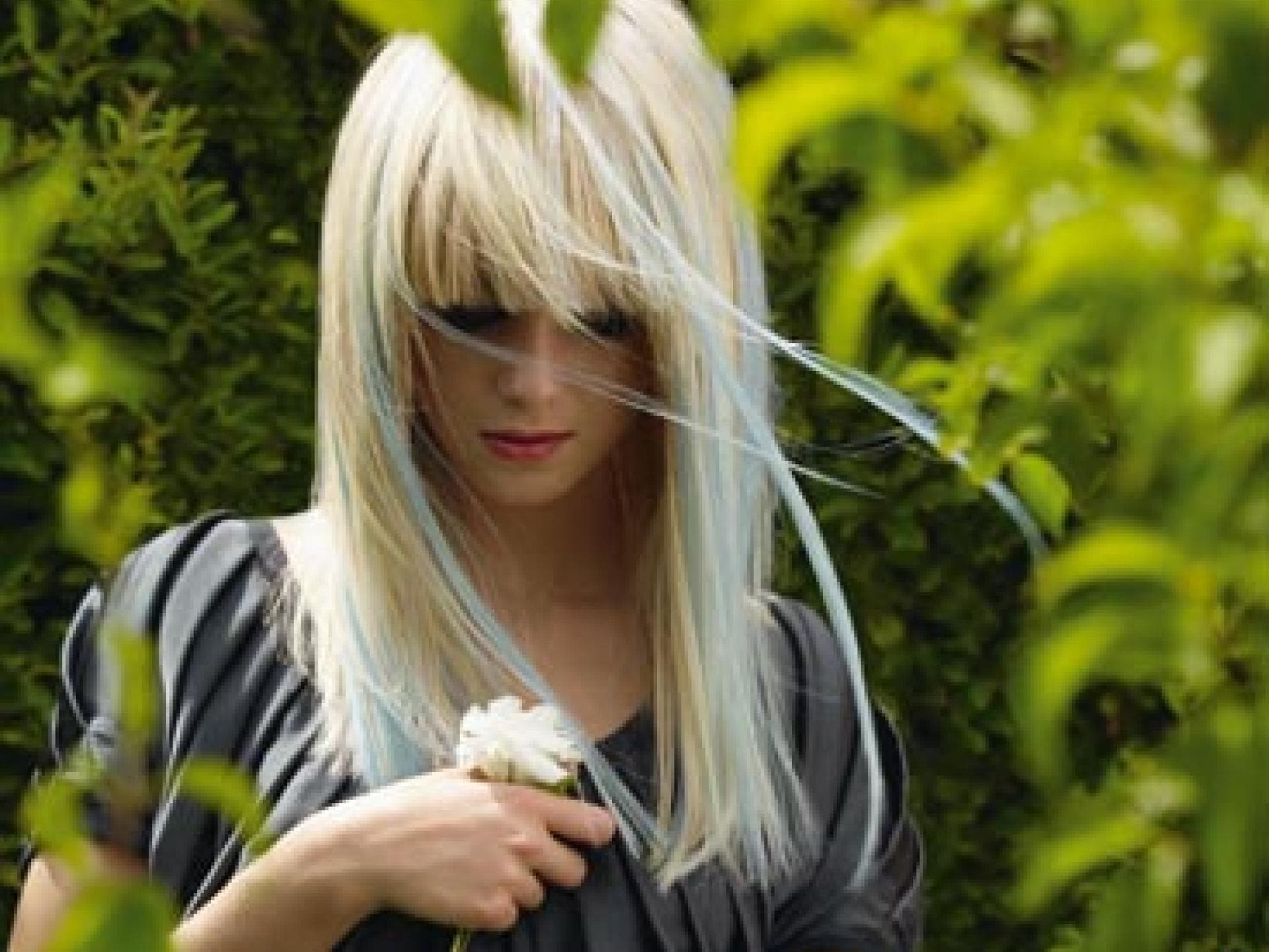 Blonde Haare mit blauen Akzenten