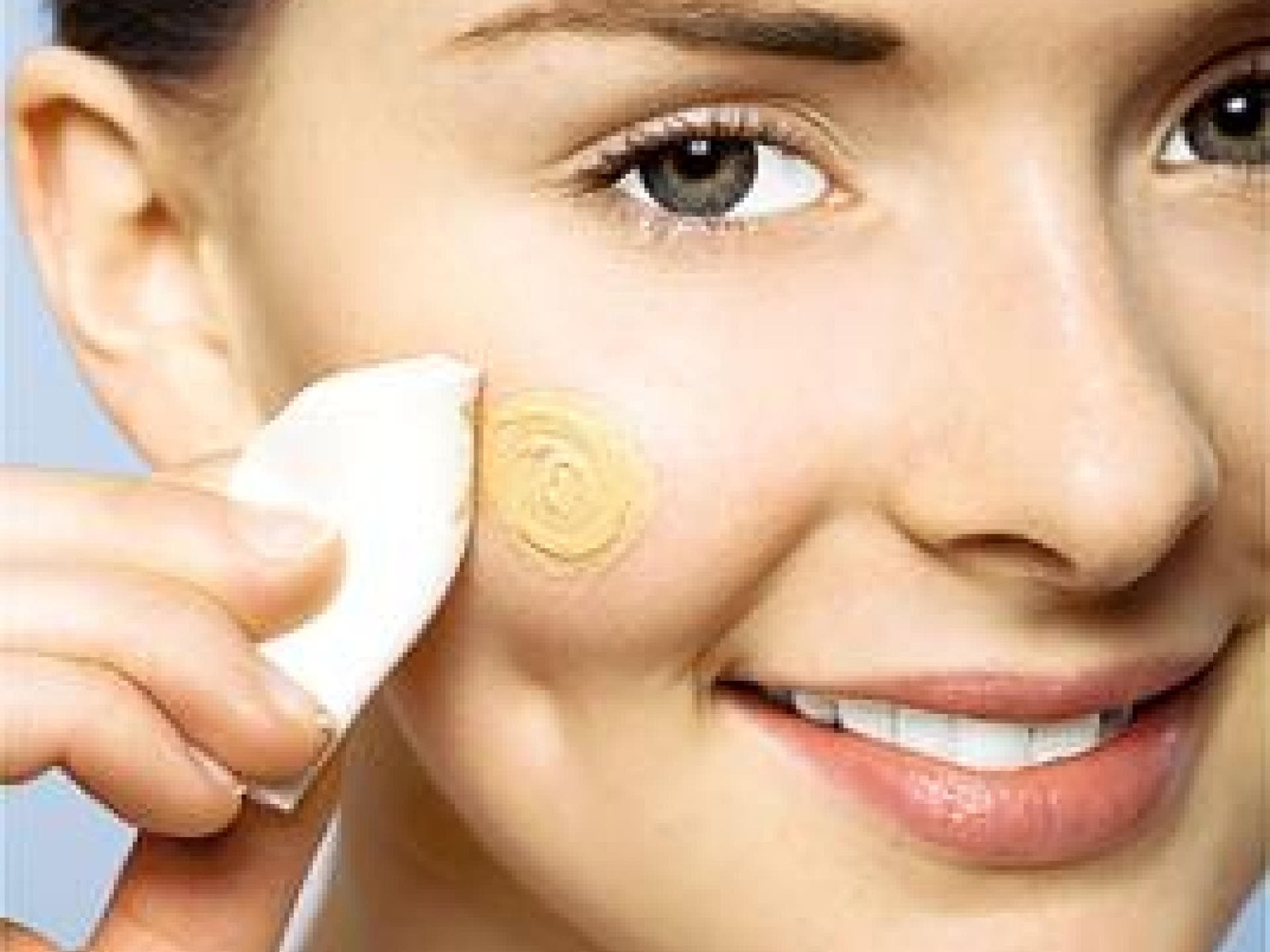 Foundation mit einem Schwamm auftragen