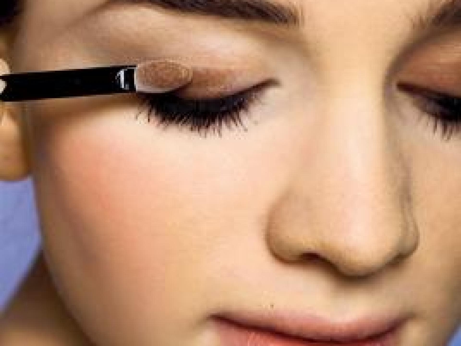 Lidschatten sorgfältig auftragen Lidschatten sorgfältig auftragen