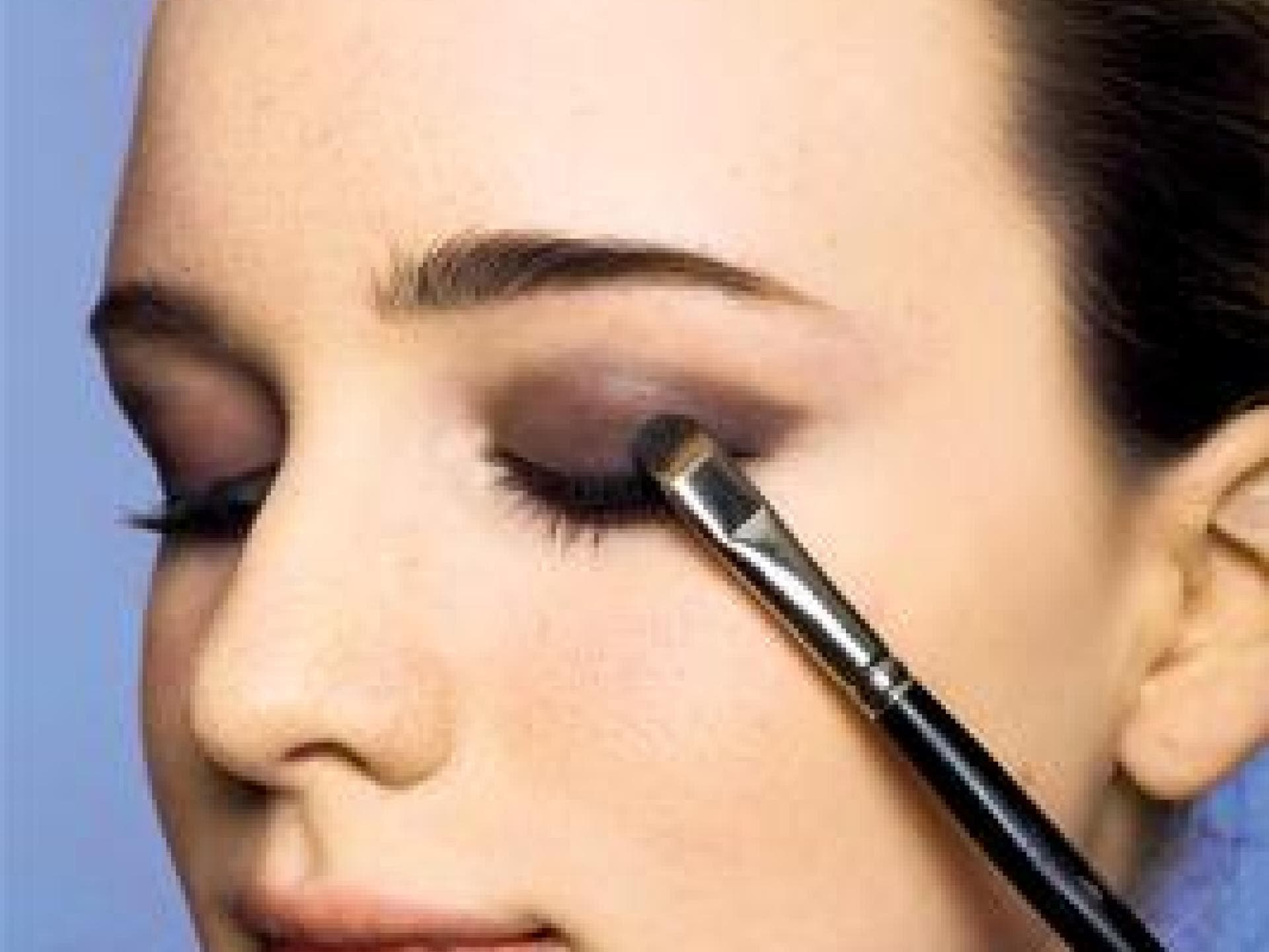 Dunklen Lidschatten außen auftragen