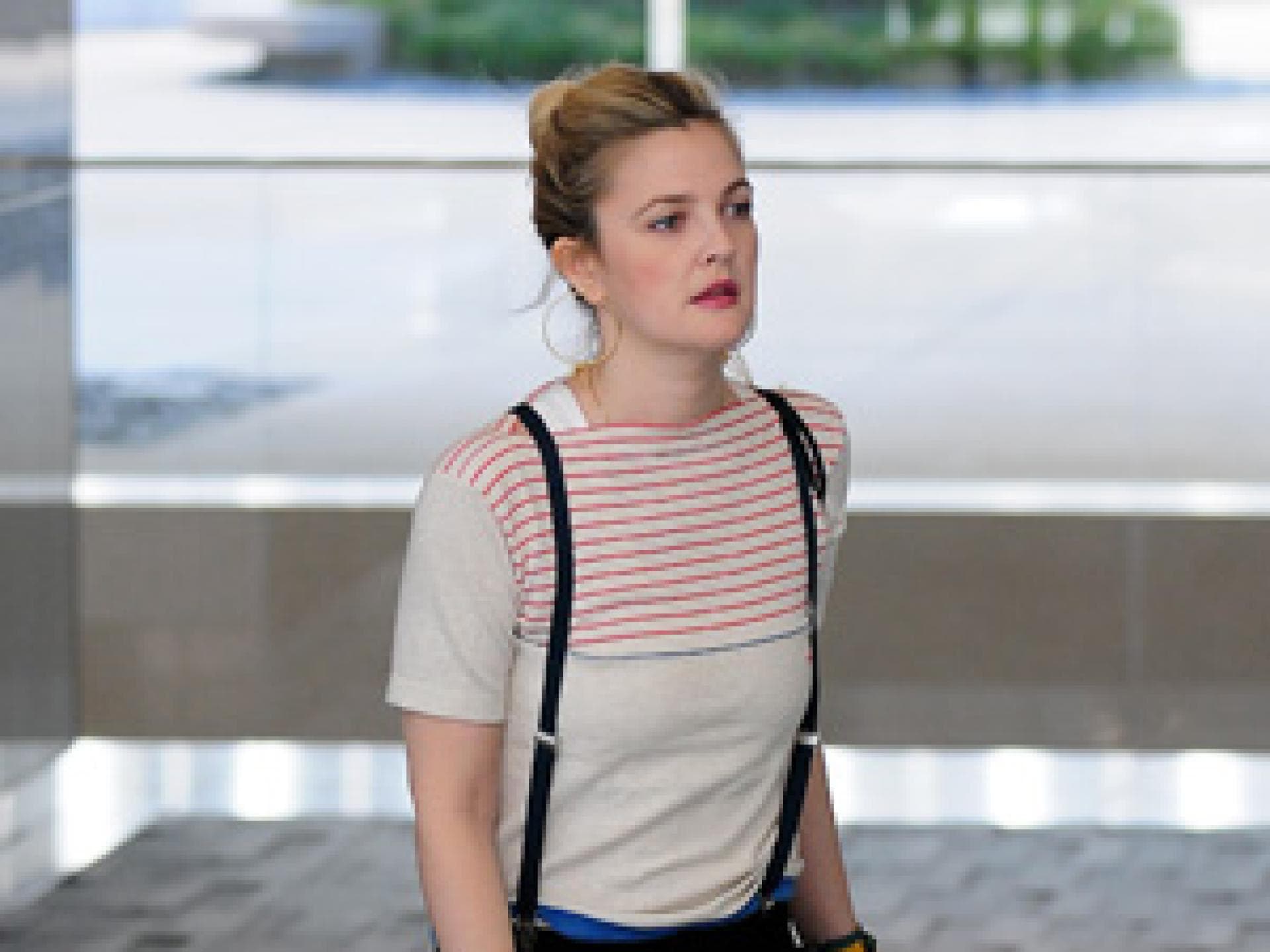 Drew Barrymore mit Hosenträgern Drew Barrymore mit Hosenträgern