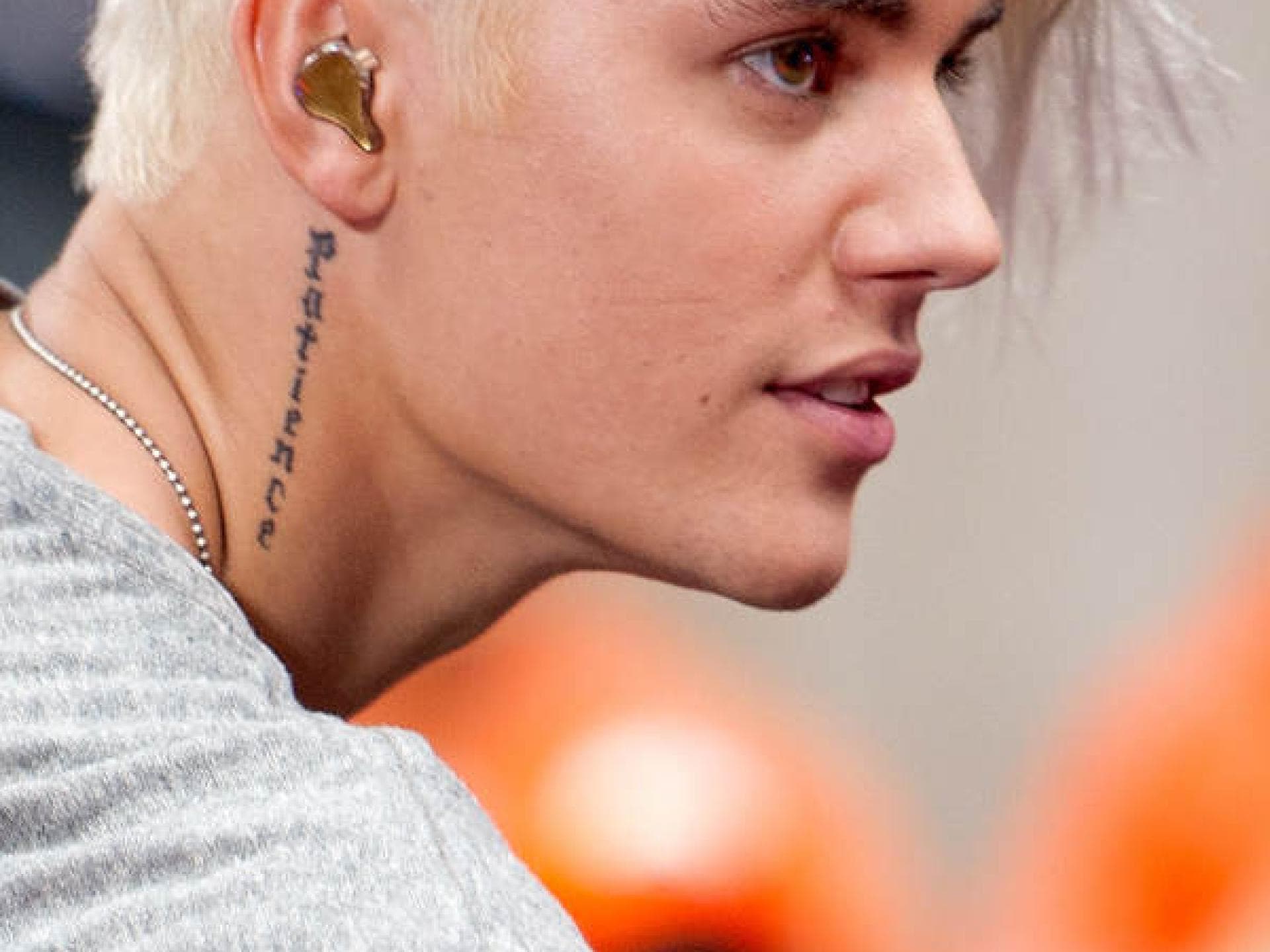 Justin Bieber mit platinblonden Haaren - September 2015 Justin Bieber mit platinblonden Haaren - September 2015
