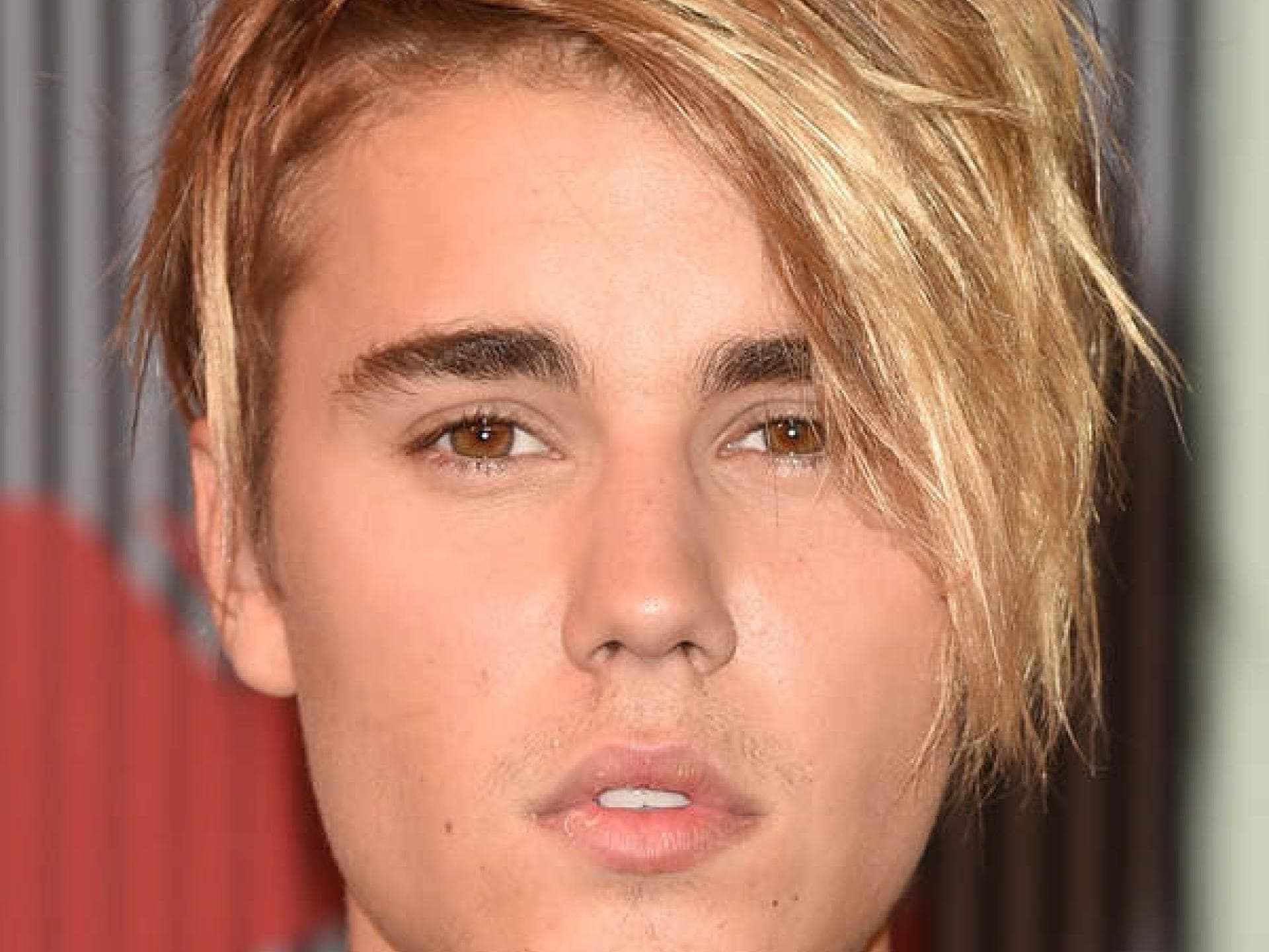 Justin Bieber mit Brad Pitt Frisur - August 2015 Justin Bieber mit Brad Pitt Frisur - August 2015