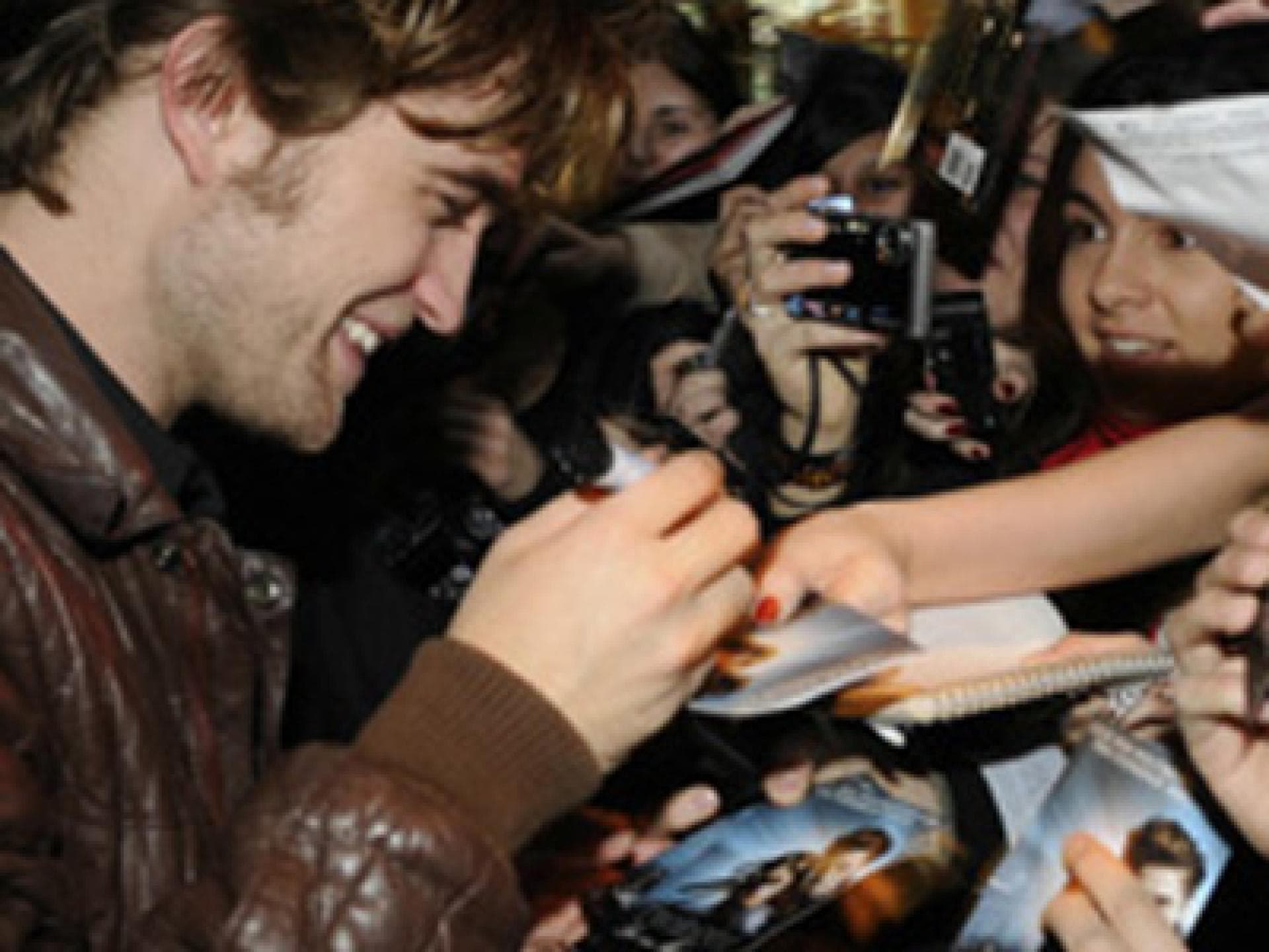 Rob schreibt Autogramme