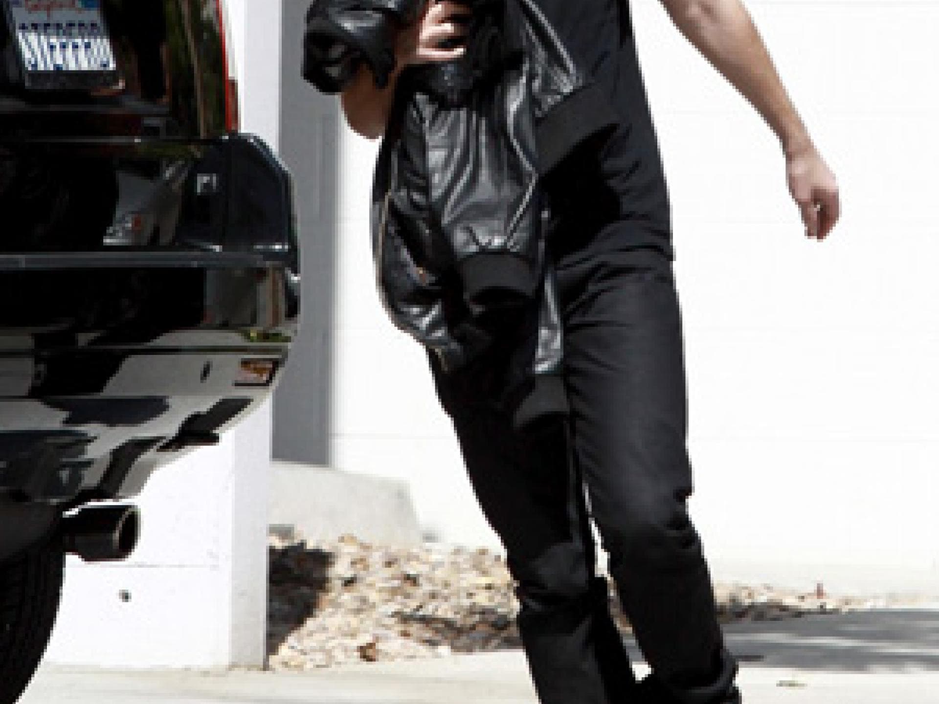 Robert Pattinson ganz in schwarz