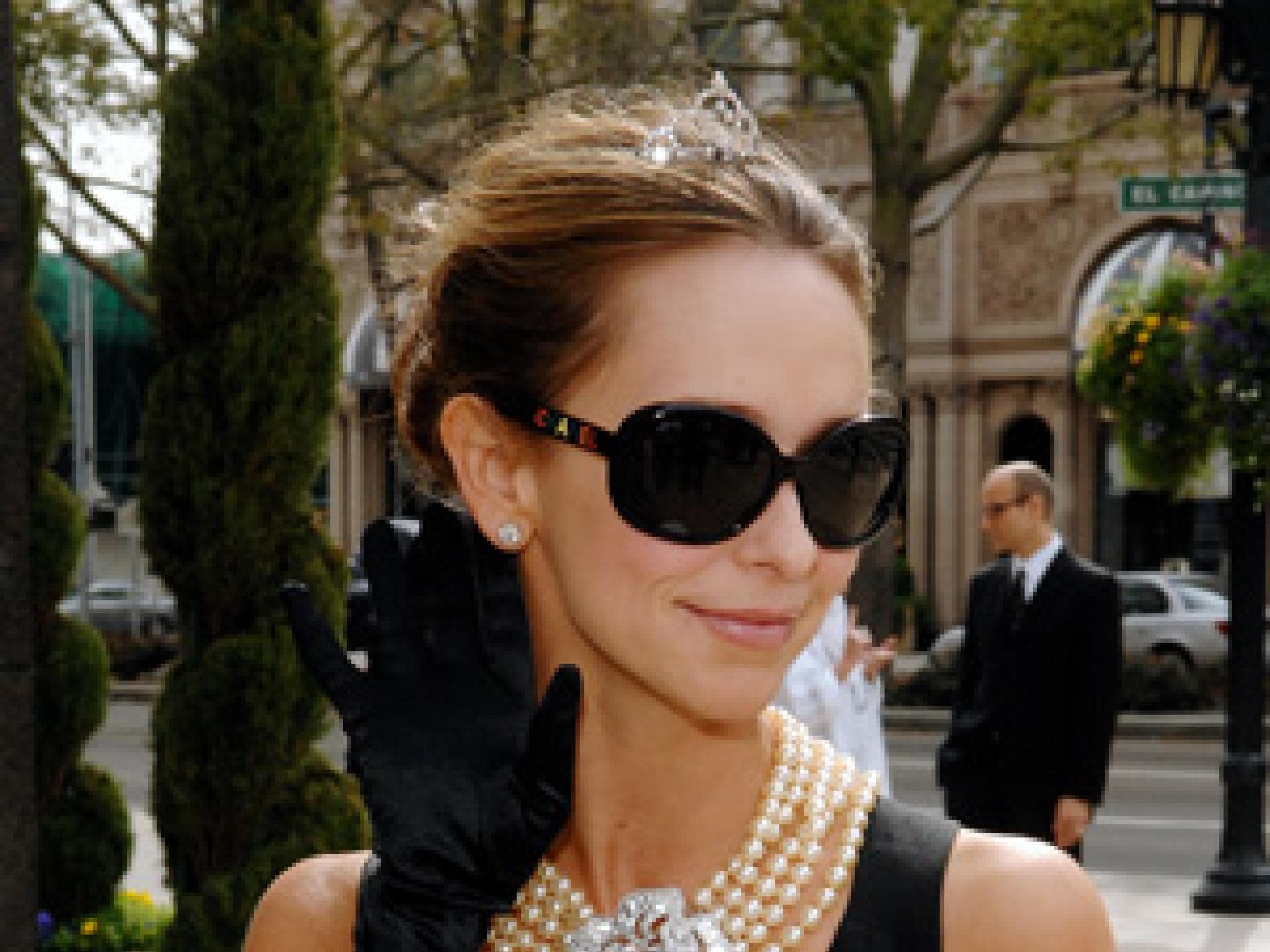 Jennifer Love Hewitt im schwarzen Kleid