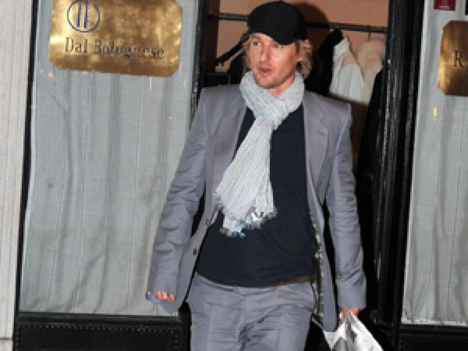 Owen Wilson im graunen Anzug