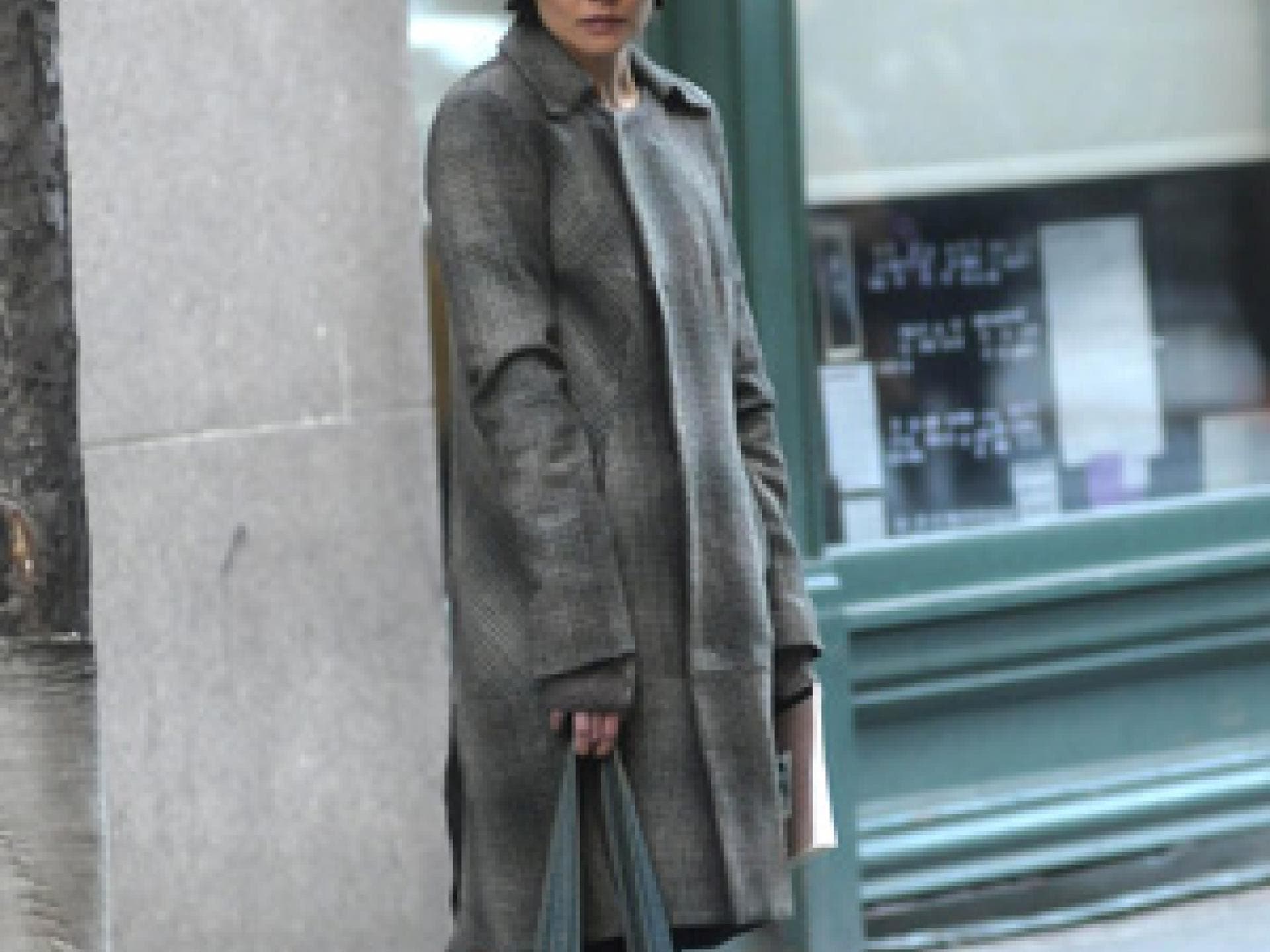 Katie Holmes mit grauem Mantel und Hut
