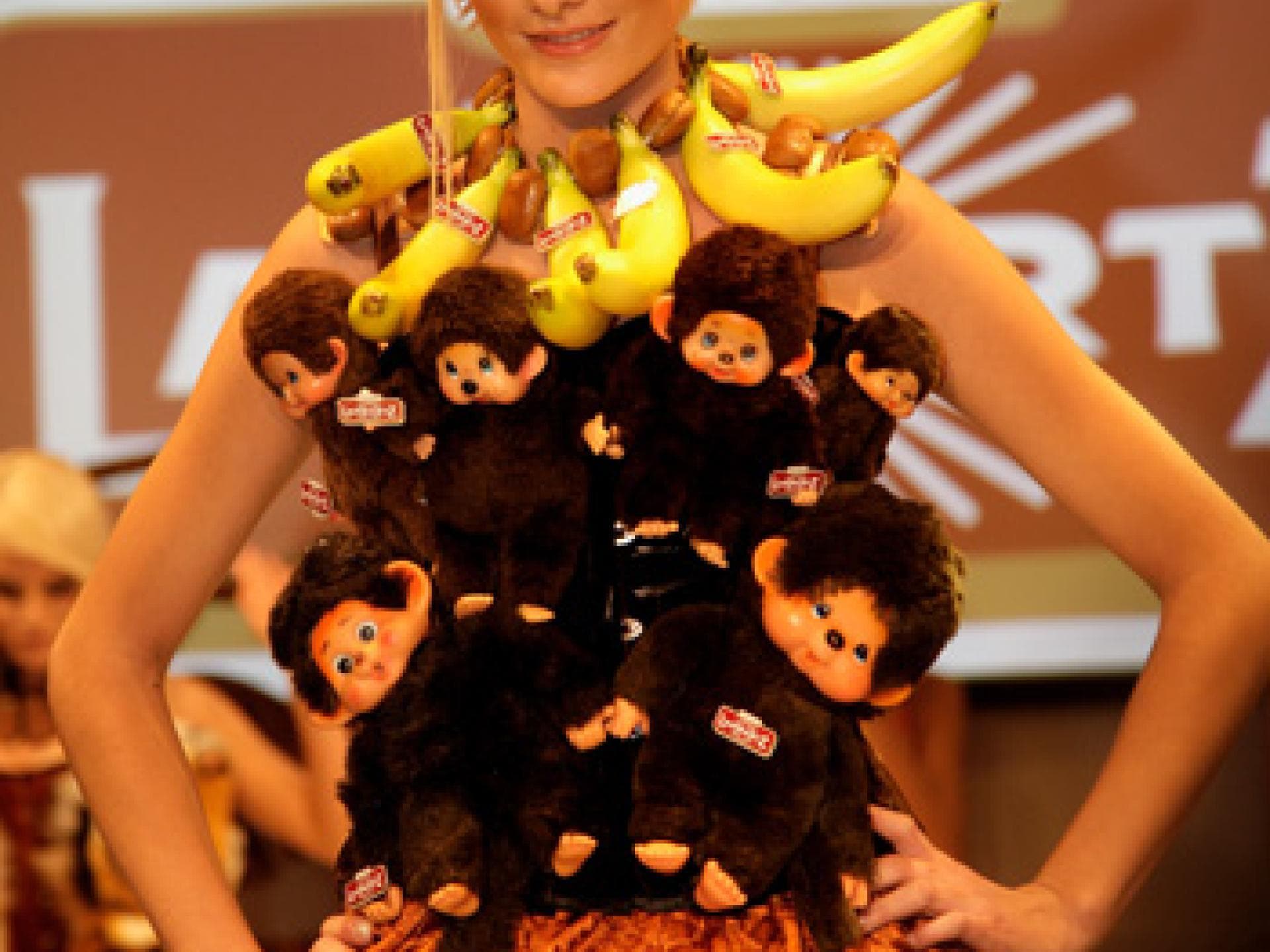 Jennifer mit Affen-Bananen-Kostüm