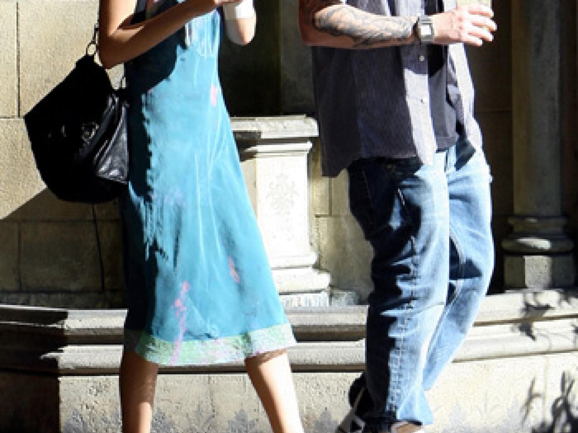 Nicole Richie im blauen Spießerkleid