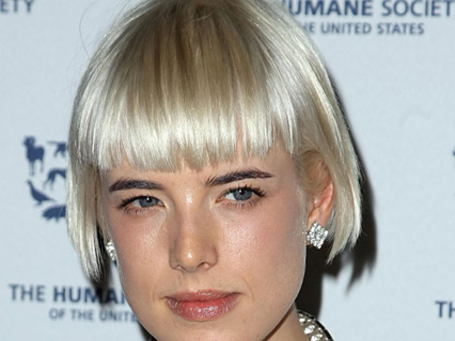 Agyness Deyn mit blondem Bob