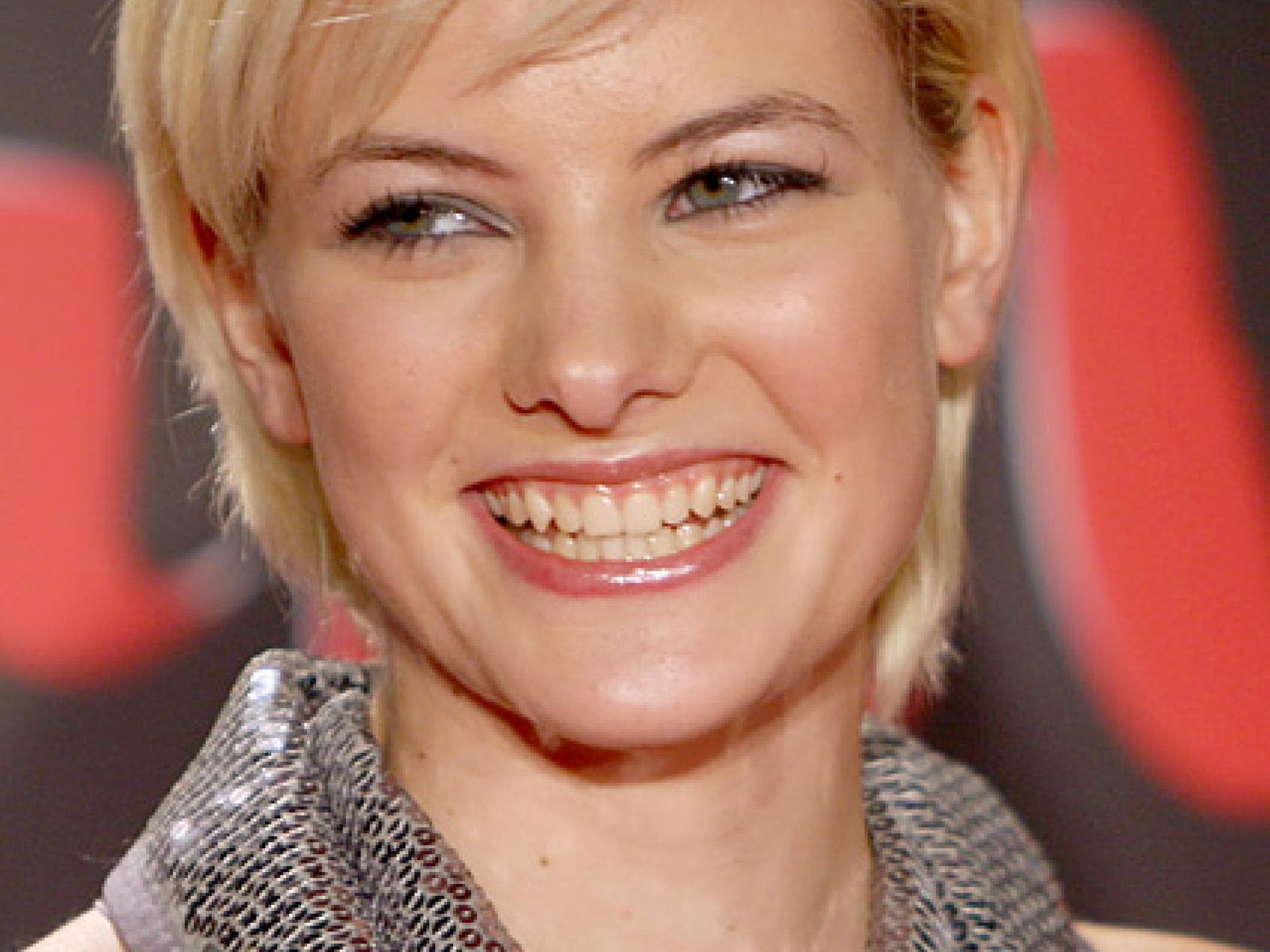 Jennifer Hof mit blondem Kurzhaarschnitt