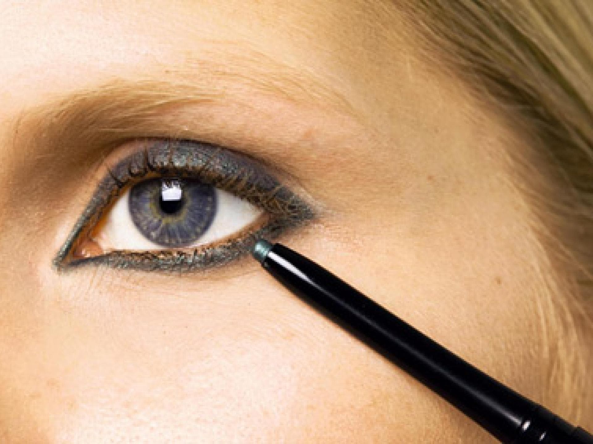 1. Petrolfarbener Kajal