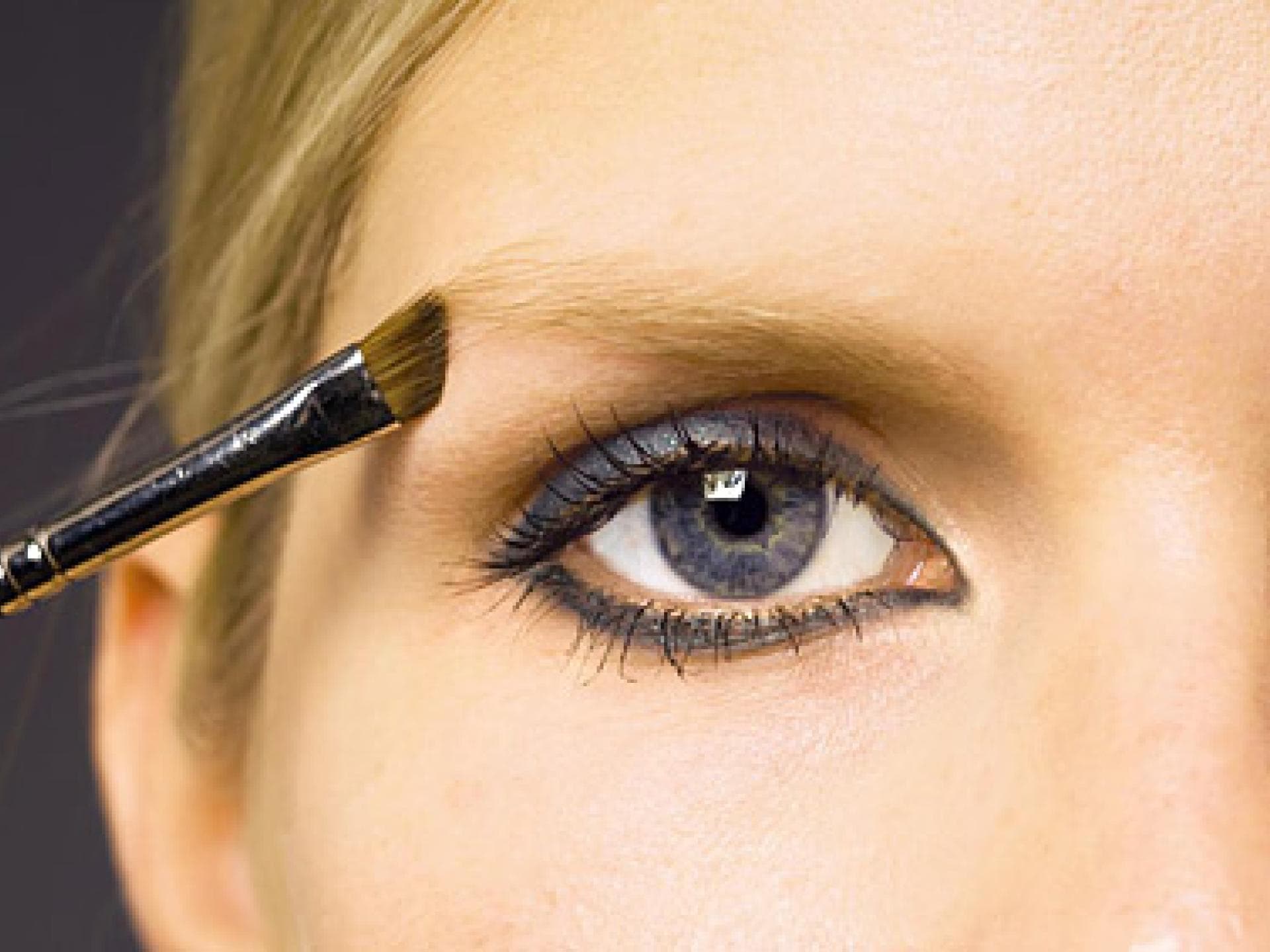 2. Brauen in Form bürsten