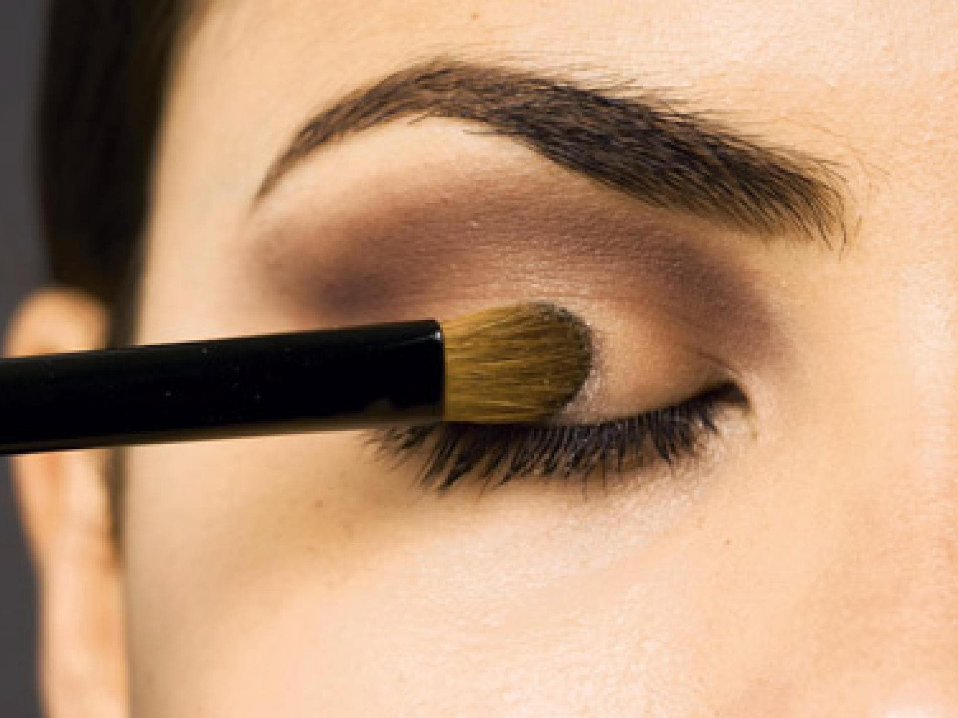 2. Grauen Lidschatten auftragen