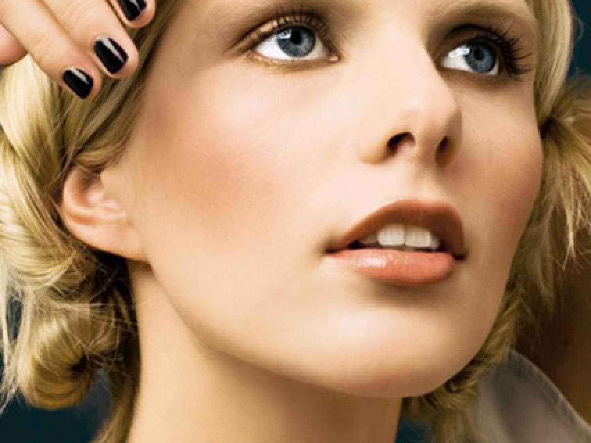 Make-up in edlen Gold-Braun-Tönen