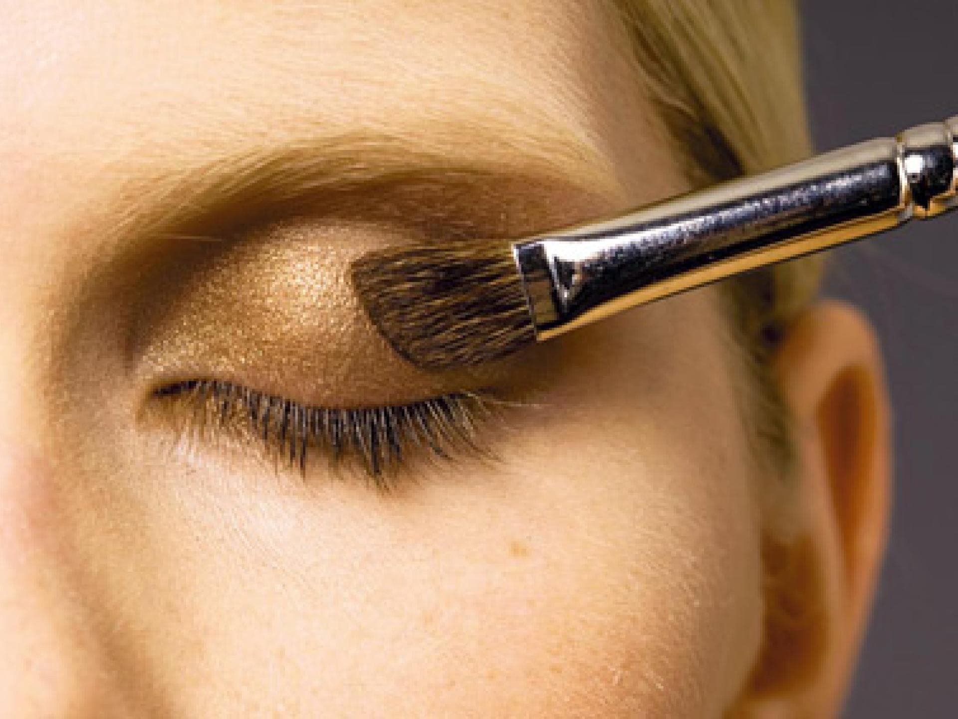 1. Goldbrauner Glanzlidschatten