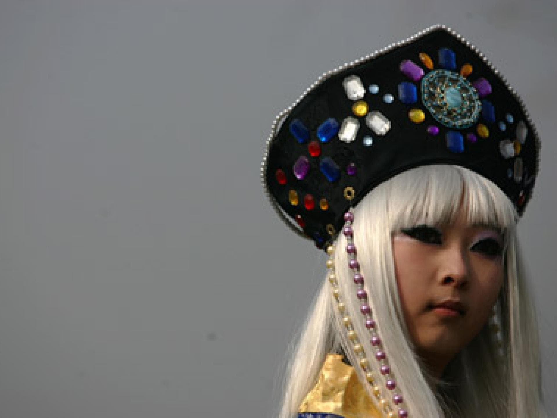 Hut mit glitzernden Steinen