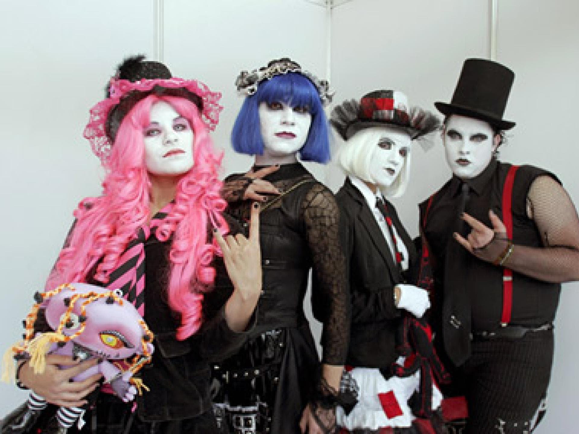 Männer in Frauen-Kostümen