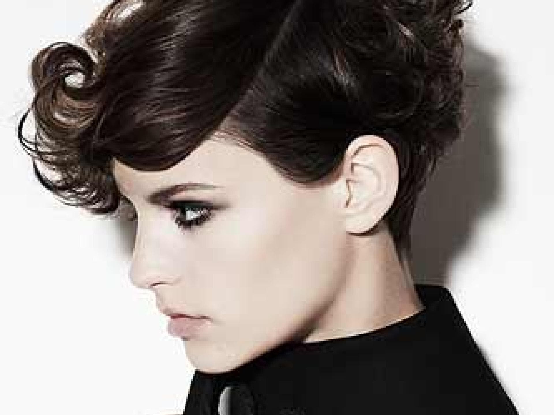 Lockiger Kurzhaarschnitt