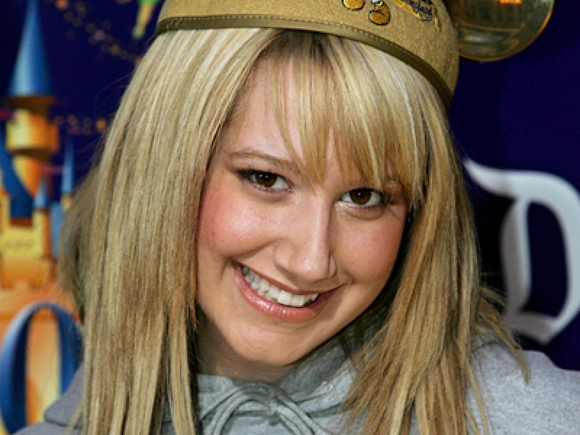 Ashley mit Mickey-Mouse-Hut