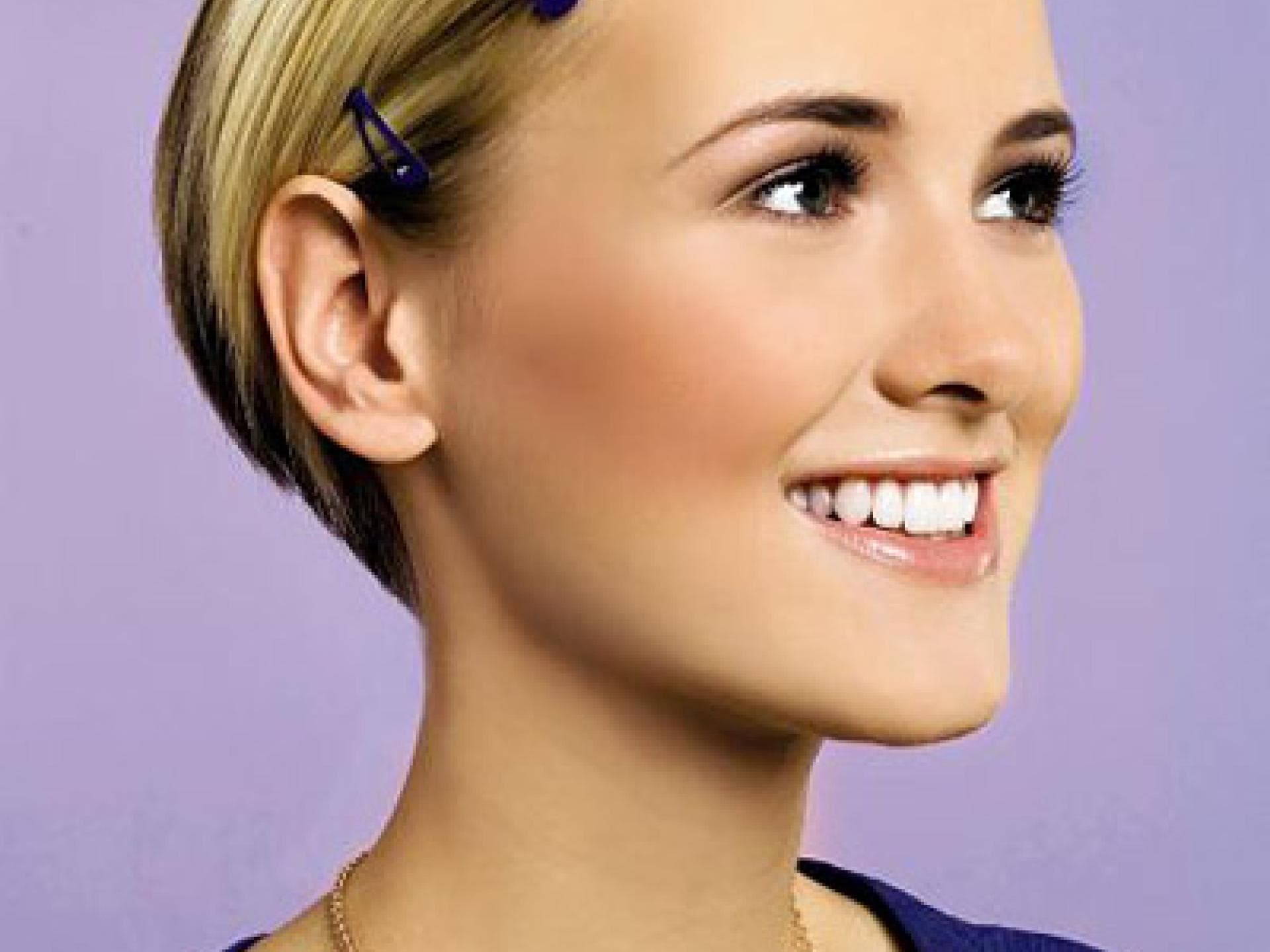 Kurze Haare mit festgestecktem Pony