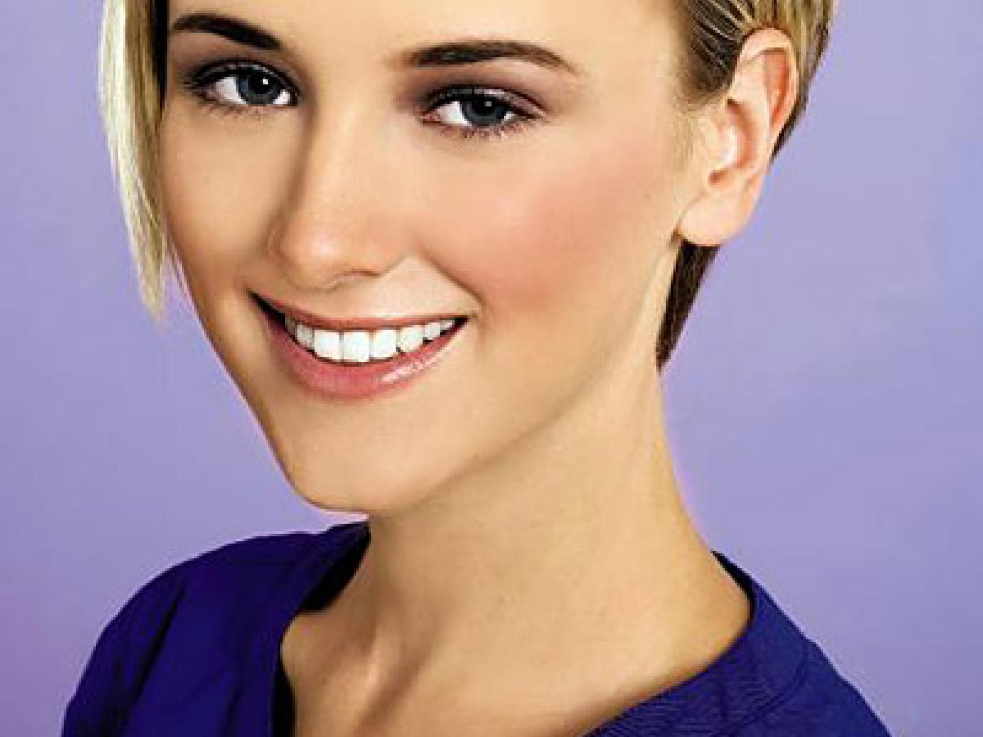 Kurze Haare mit fixiertem Pony