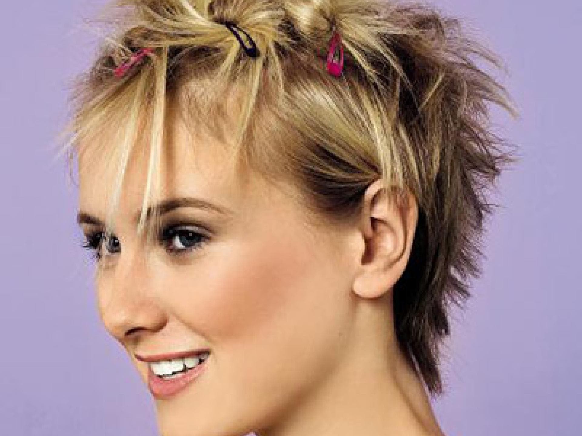 Punkige Kurzhaarfrisur mit Haarclips