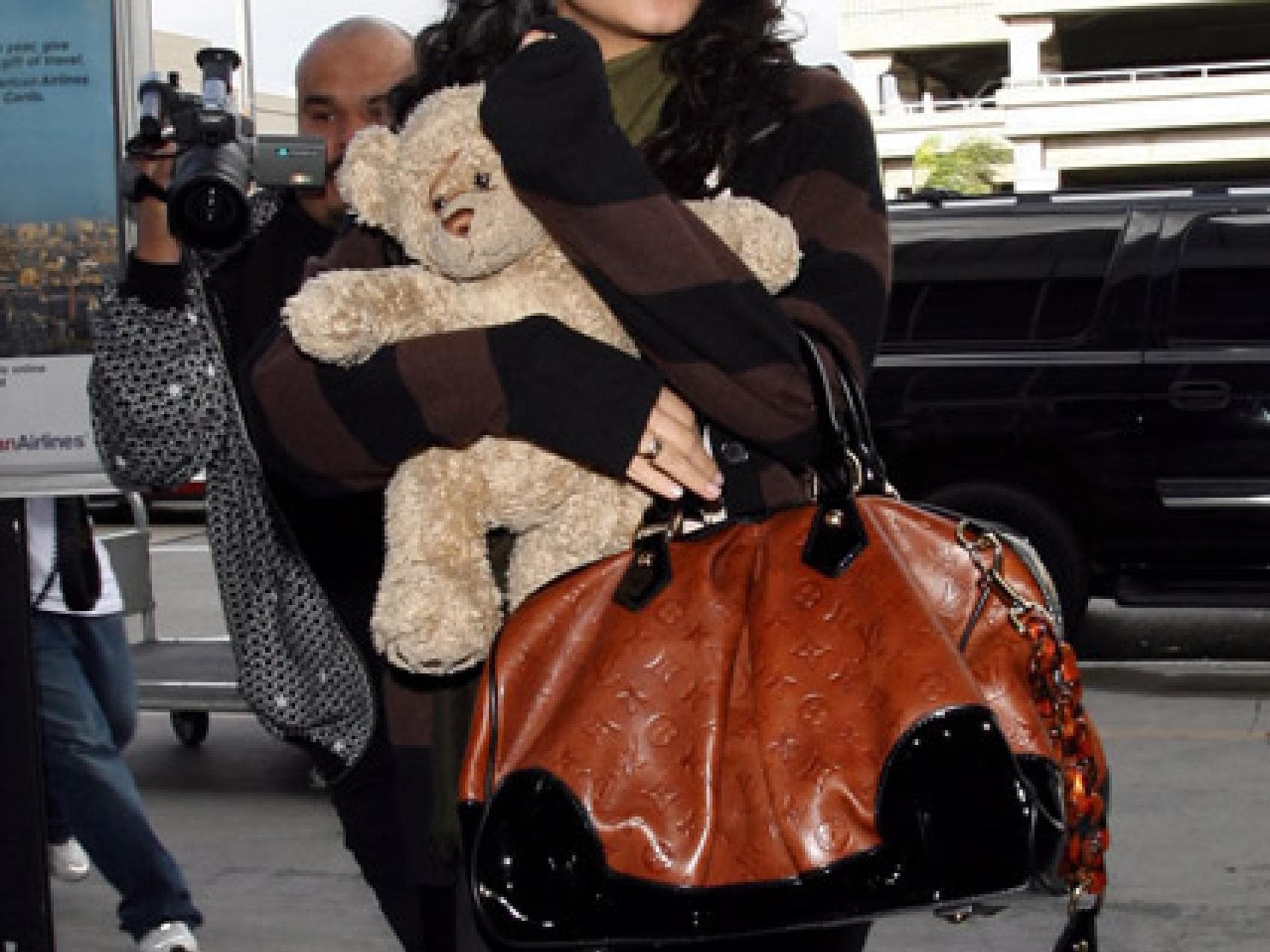 Vanessa Hudgens kuschelt mit ihrem Teddy