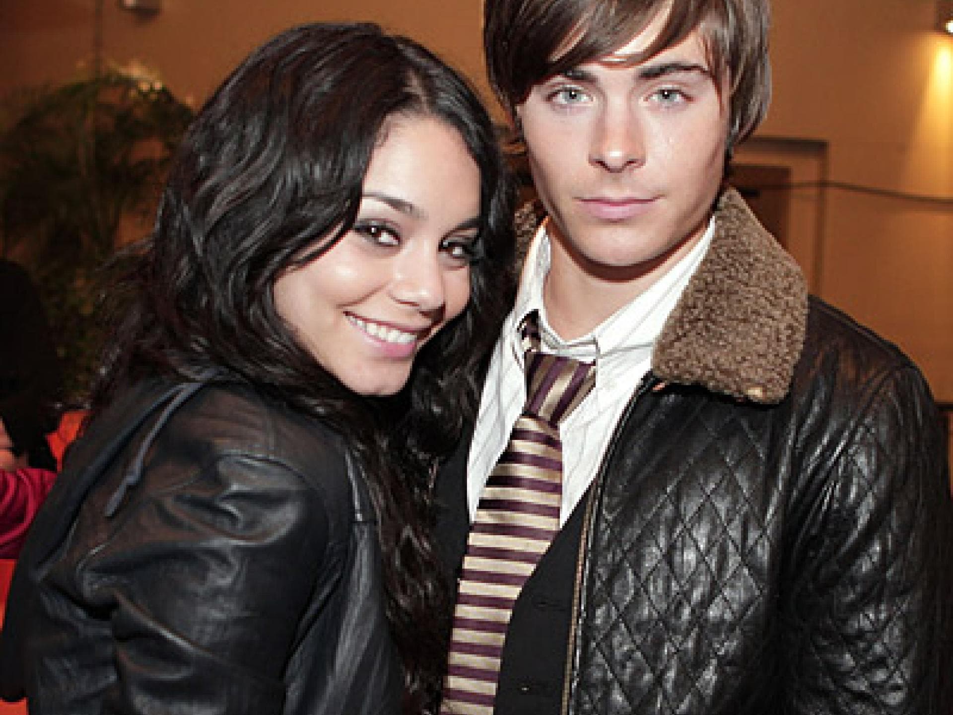 Zac und Vanessa mit Lederjacke