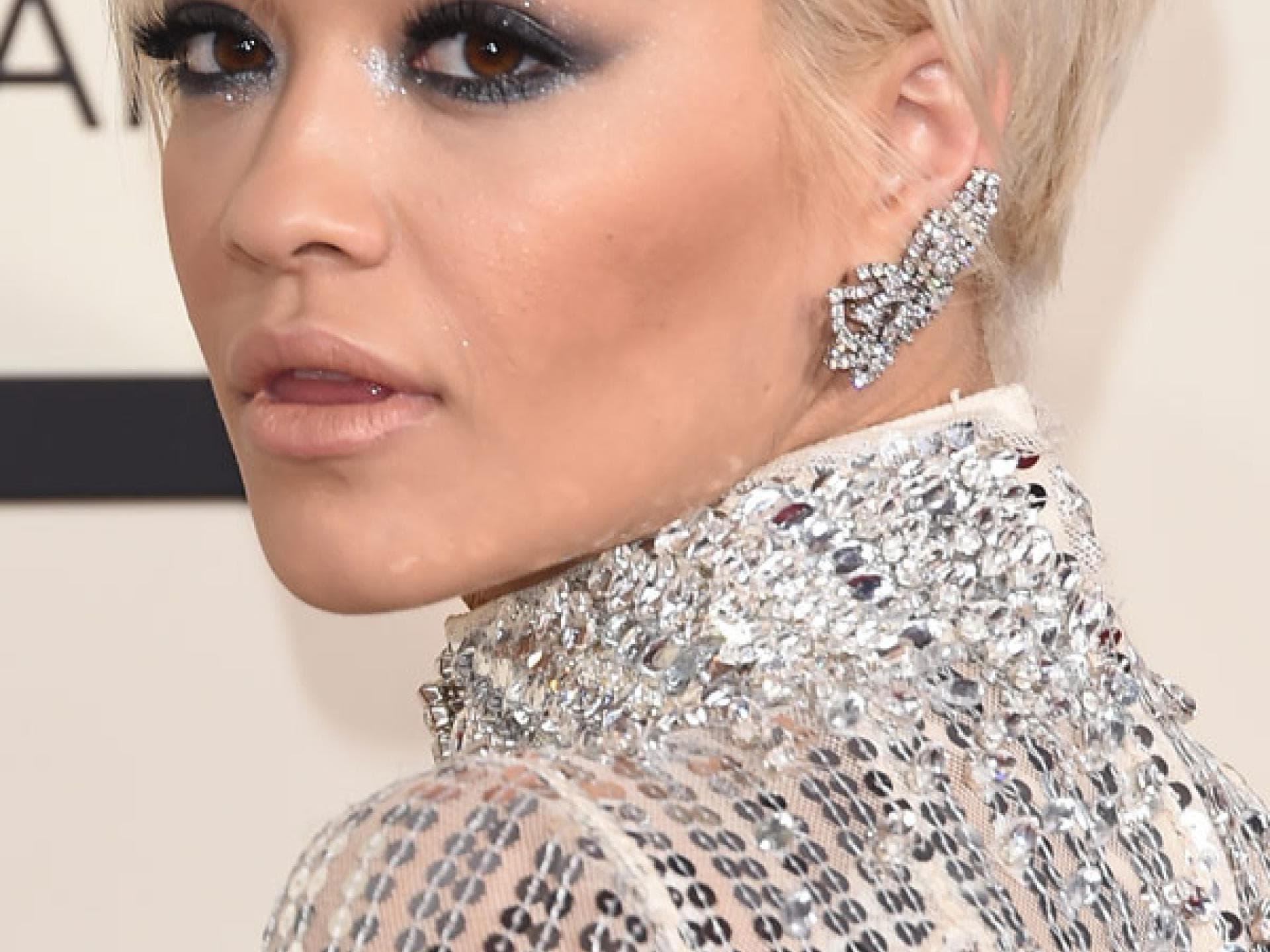 Rita Ora mit Shortcut