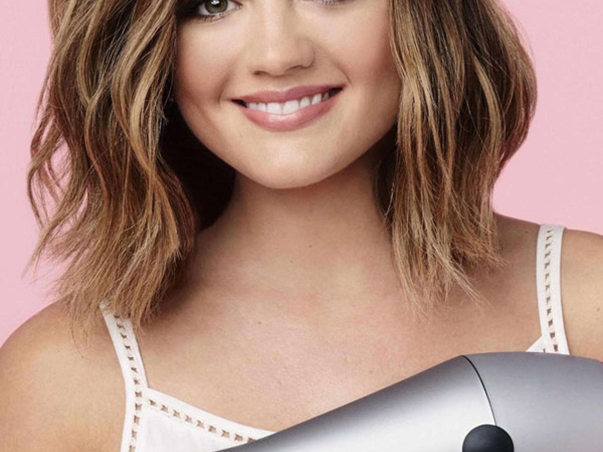 Lucy Hale mit blonden Highlights